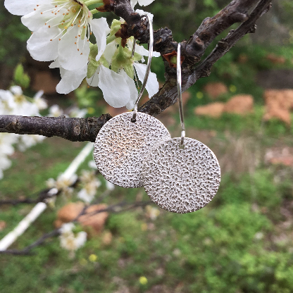 Reticulated disc drop earrings (mini)