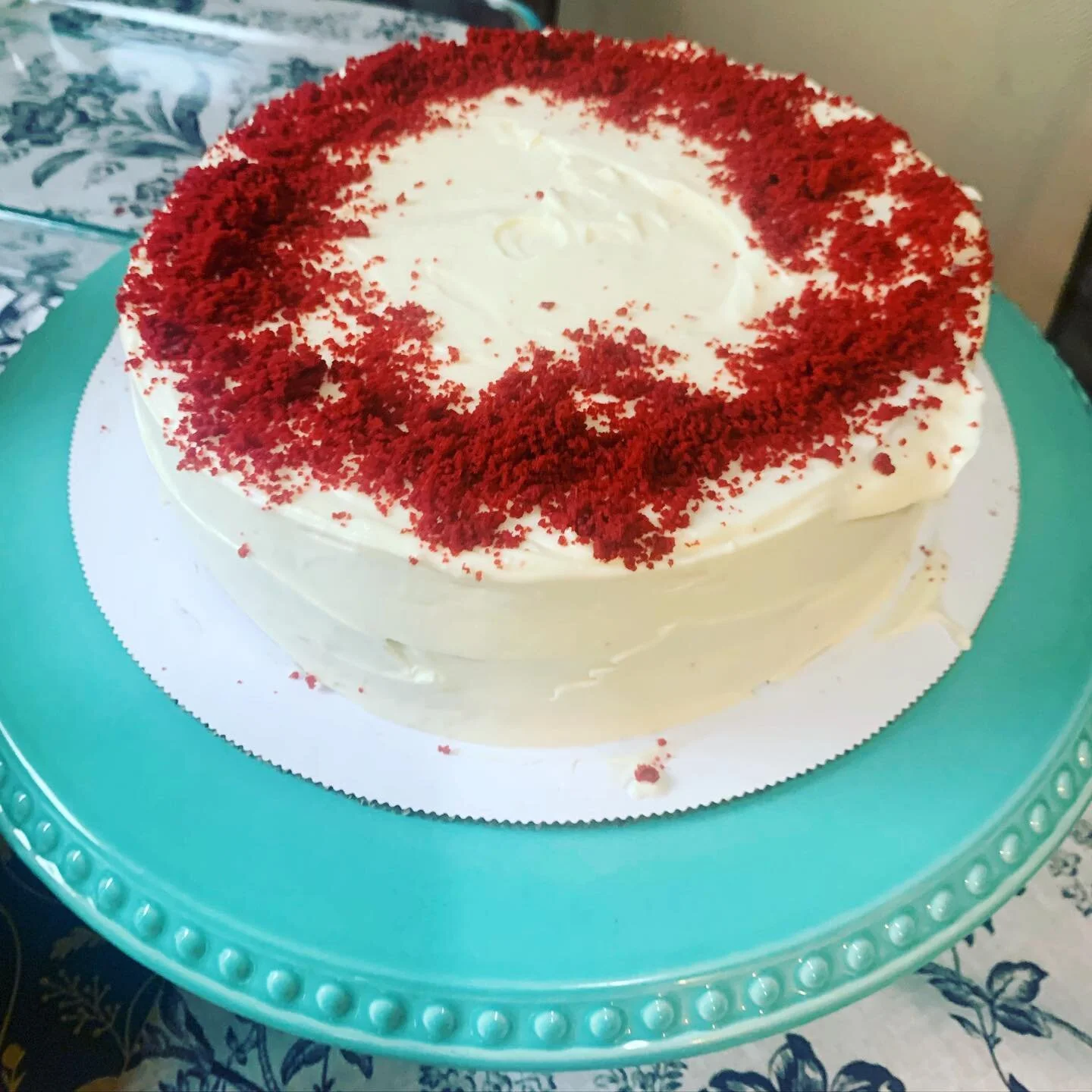 Simple Red Velvet with Cream Cheese icing 😋 
#redvelvetcake #creamcheeseicing #bakersofinstagram #moonroomkitchen #cakesofinstagram #classic #chocolatecake #chocolatelovers