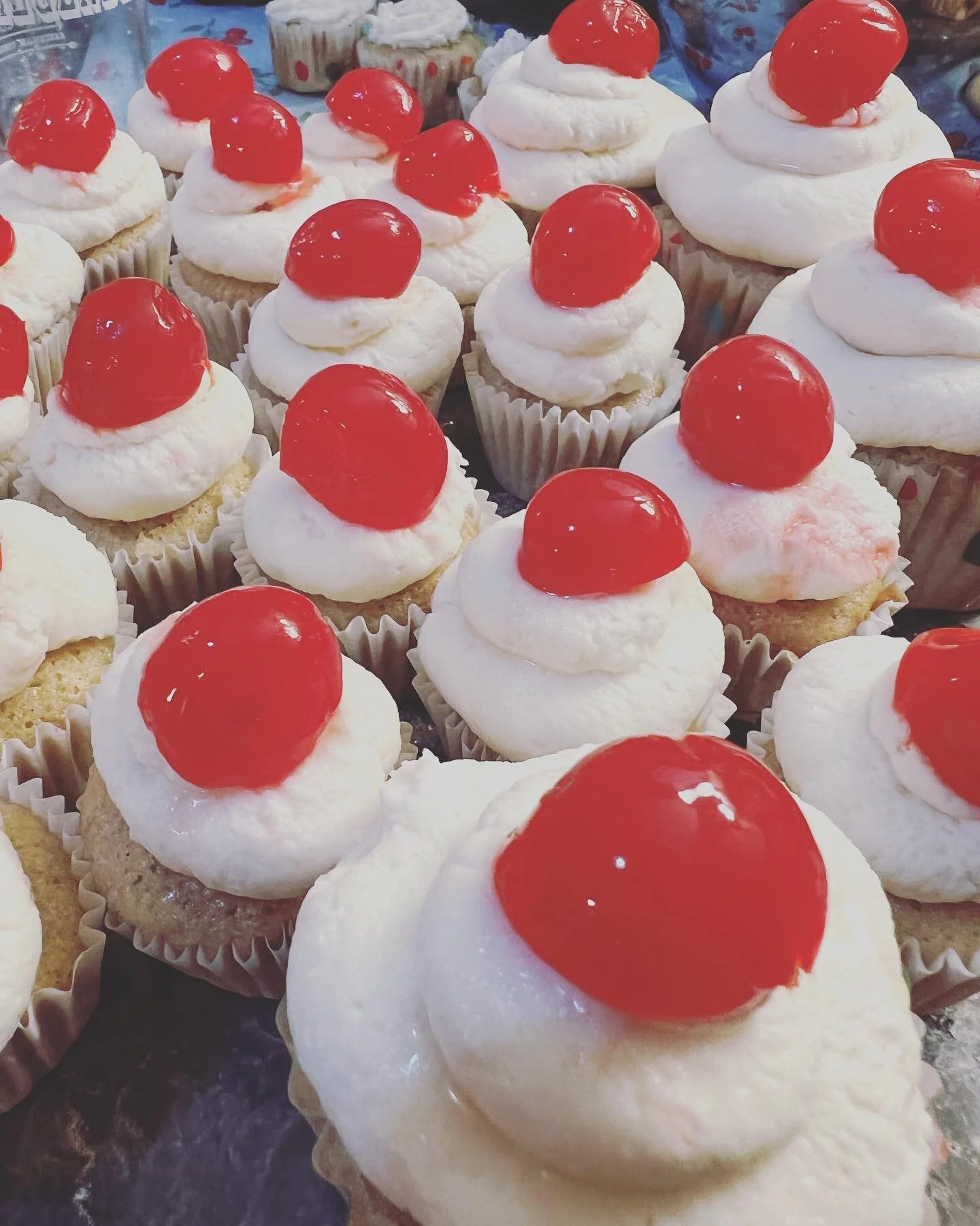 Root Beer Float Cupcakes for #memorialdayweekend 
#cupcakesofinstagram #bakersofinstagram #cupcakes #rootbeercupcakes #rootbeer #cherry #milkshake #smallbusinessnashville #moonroomkitchen