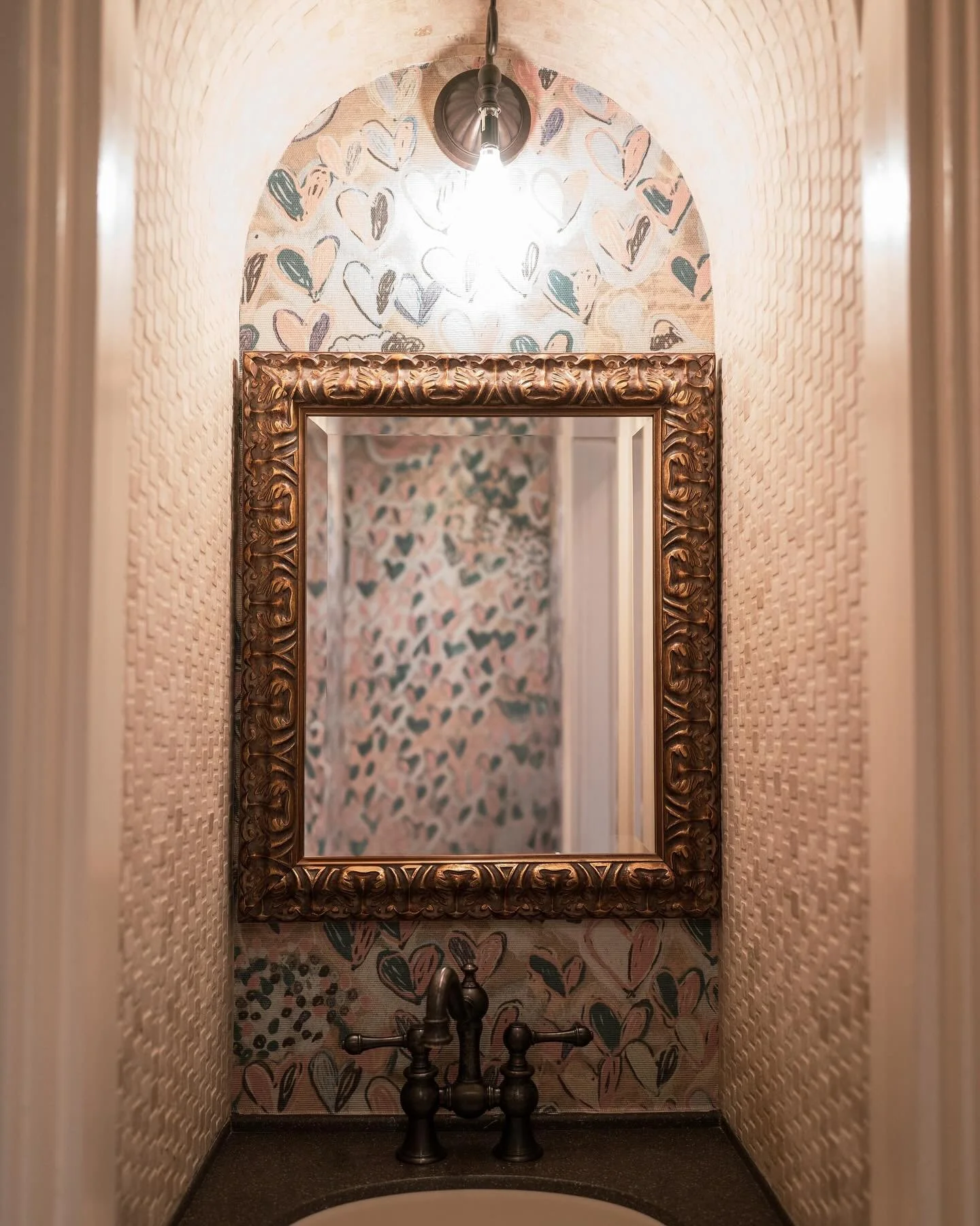 Happy Valentine&rsquo;s Day! 💌 
We couldn&rsquo;t think of a more fitting wallpaper to share than Agape, our heart filled wallpaper created in collaboration with @creativityexplored ❤️
Sending love to you all! 
💋💋Kate and Jenny 

Photos by @dallas