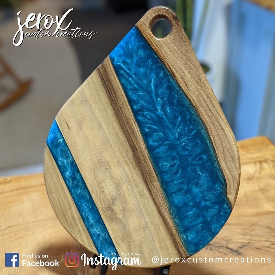 Another cheese board from my sanding party last night. Same slabs. Same blue. Different look. 
.
.
 #jerox #maker #makersgonnamake #ontario #orangeville #dufferincounty #woodsigns #smallbusiness #shoplocal #supportlocal #homedecor #handmadehomedecor 