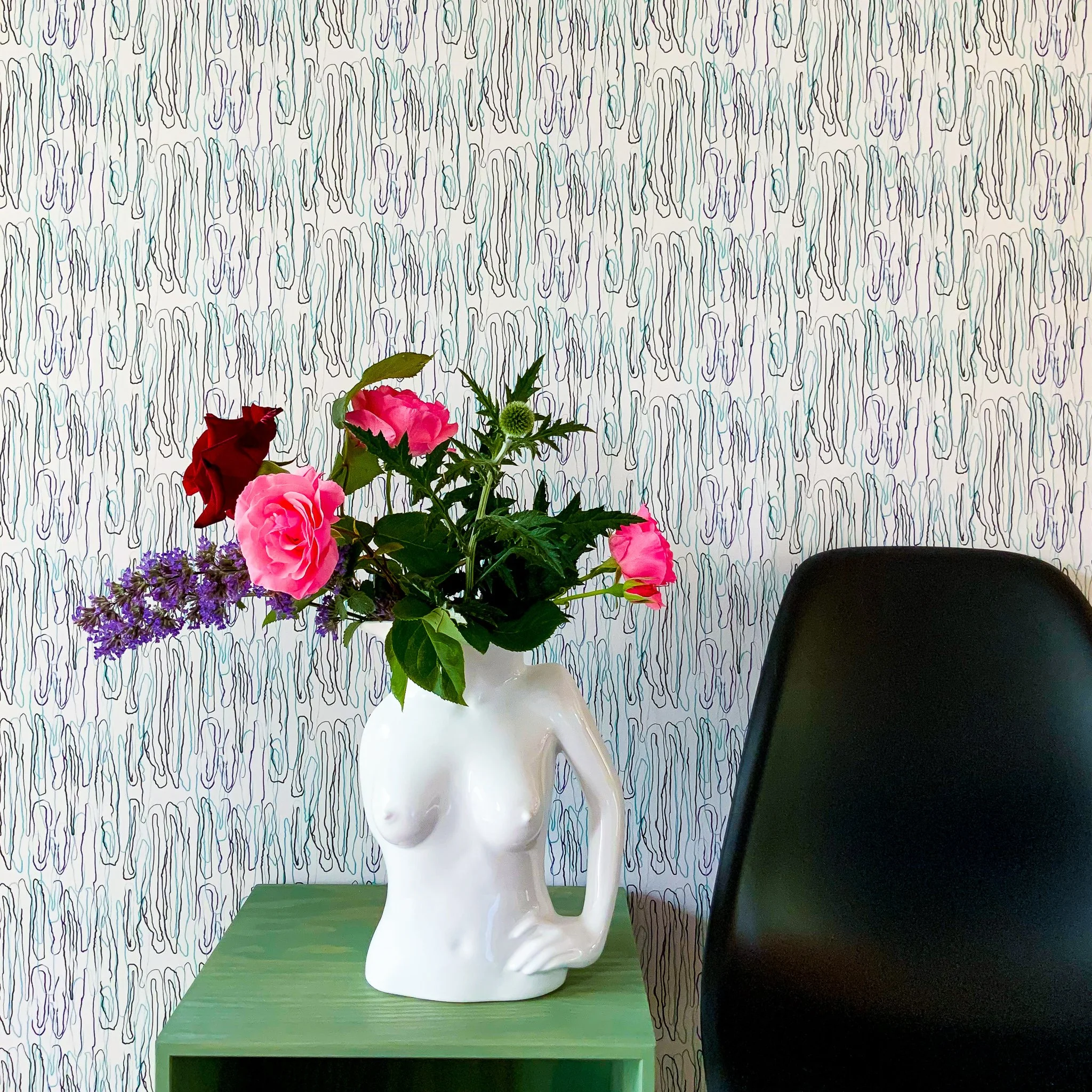 Squiggles tapet i blå installeret i gangareal