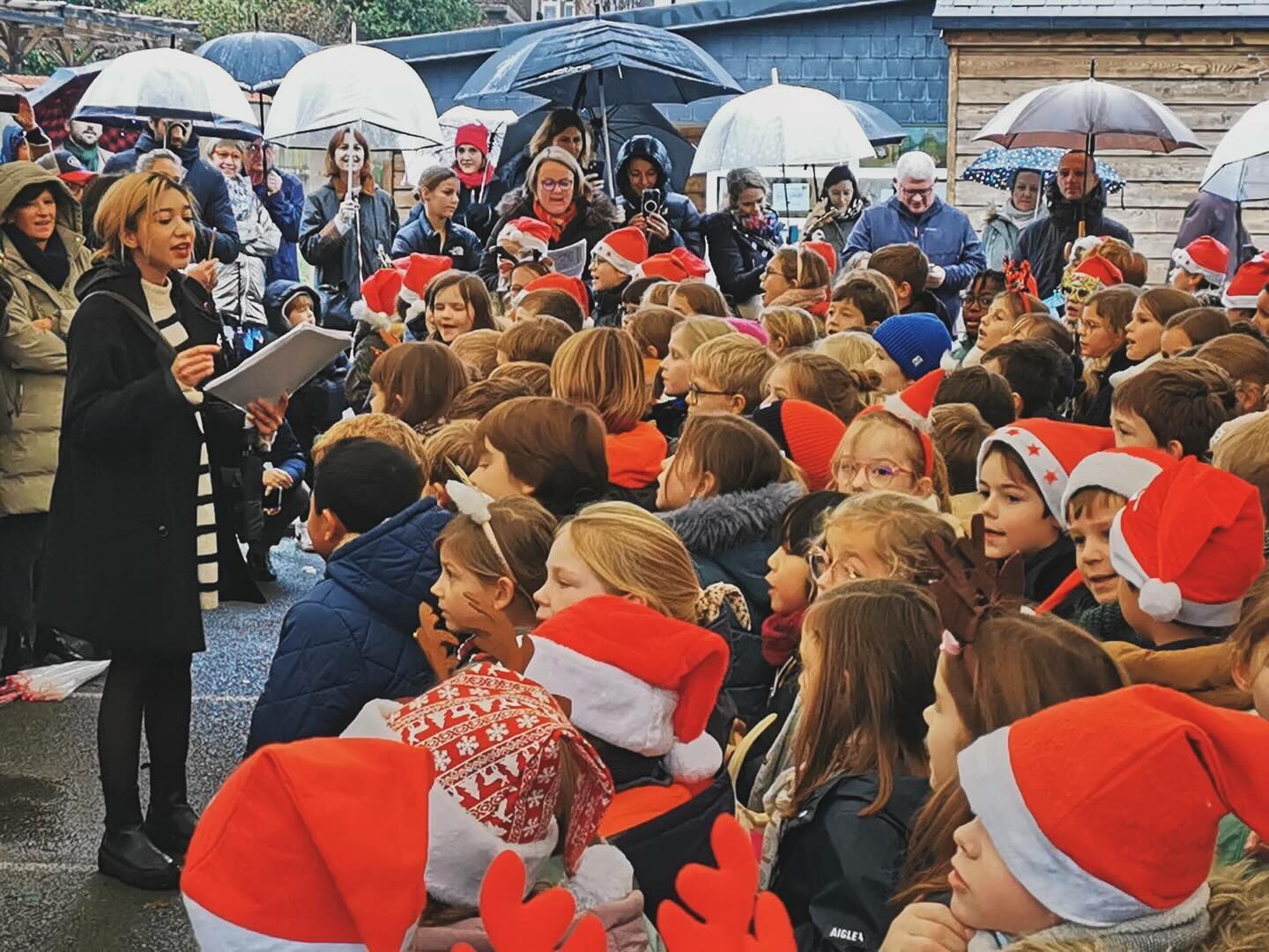 Getting in the Christmas 🎅 mood, singing 🎶 Christmas songs with the kids 🎄