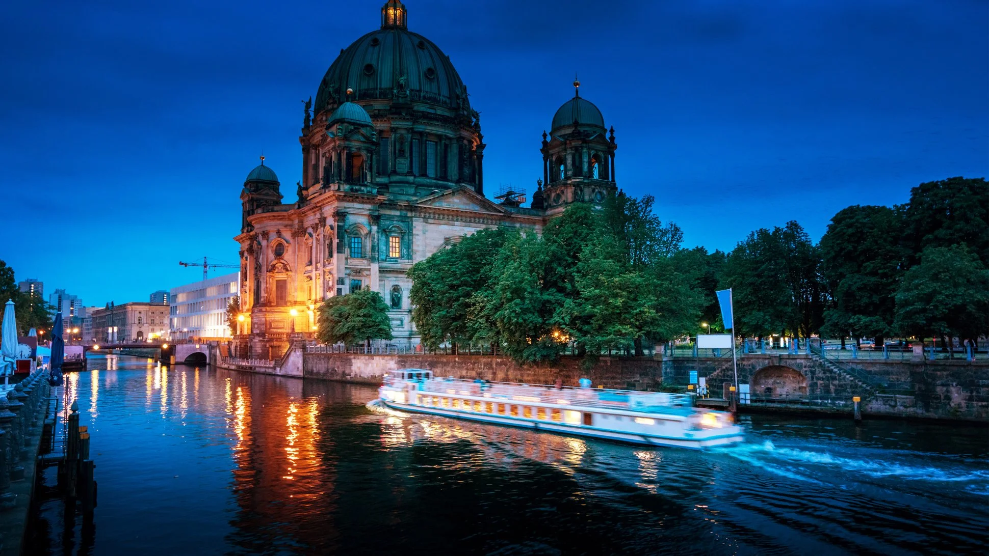 Berlin_Schiff_Abends_Dom_top.jpg