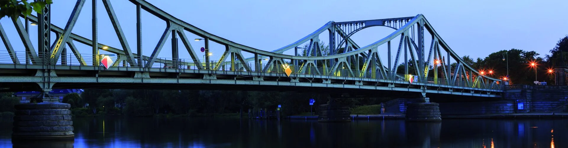 Potsdam Glienicker Brücke abends Top 22.jpg