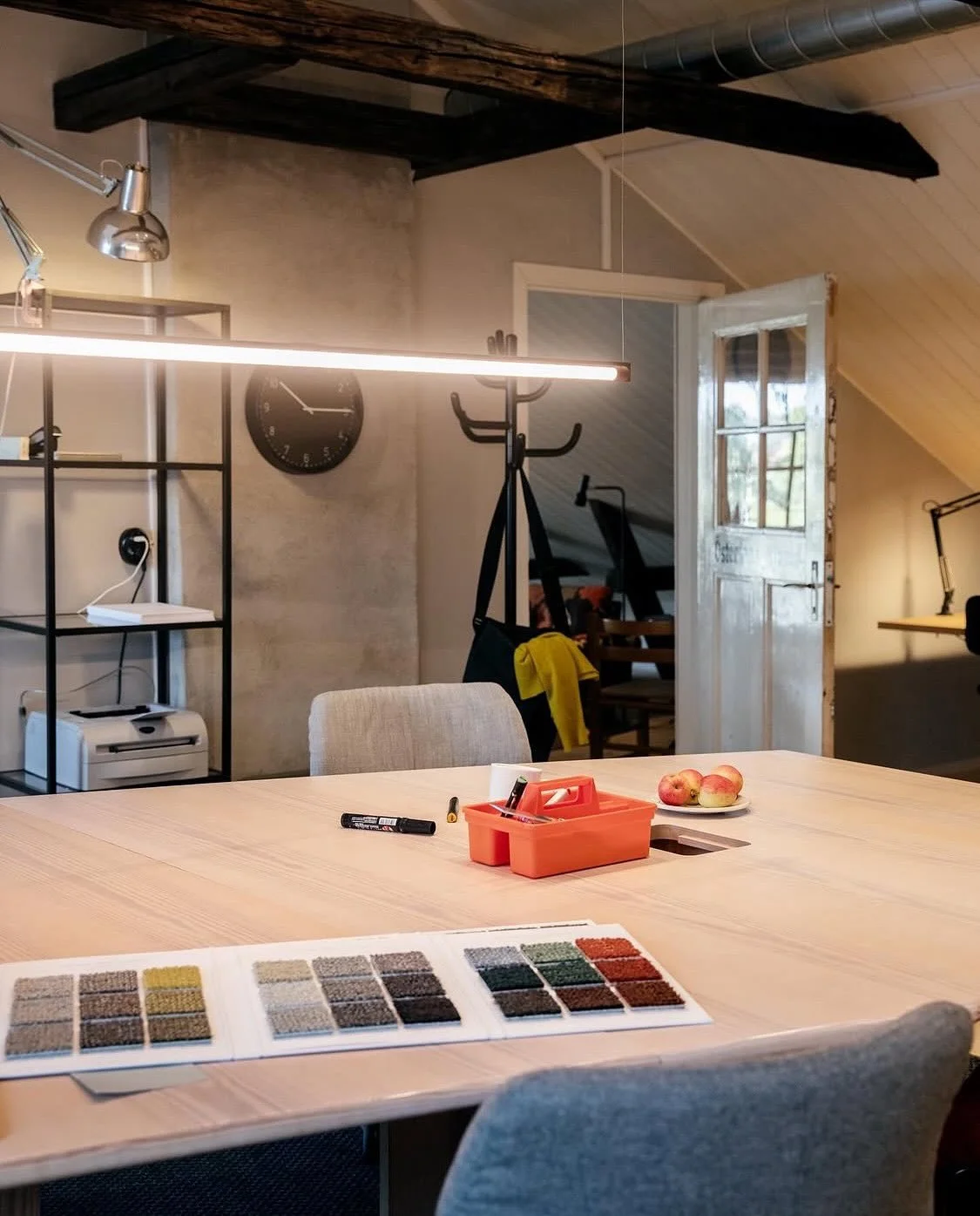 CO-WORK i Borrby? Ja, otroligt men sant! 

Sitt inte hemma och jobba sj&auml;lv n&auml;r du kan sitta p&aring; ett utrustat co-work space med tillg&aring;ng till ett bageris fulla sortiment med godsaker, luncher och trevliga m&auml;nniskor runt dig. 