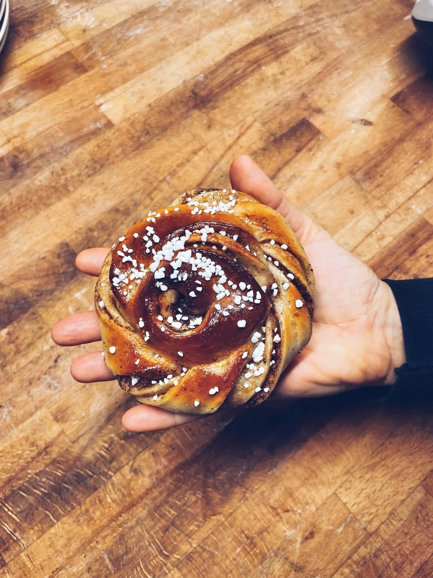 KANELBULLENSDAG p&aring; l&ouml;rdag! Best&auml;ll dina bullar p&aring; hej@gamlabageriet.se. 4 f&ouml;r 120 kr. Inneh&aring;ller bara bra grejer som rikligt med SM&Ouml;R till exempel 😉