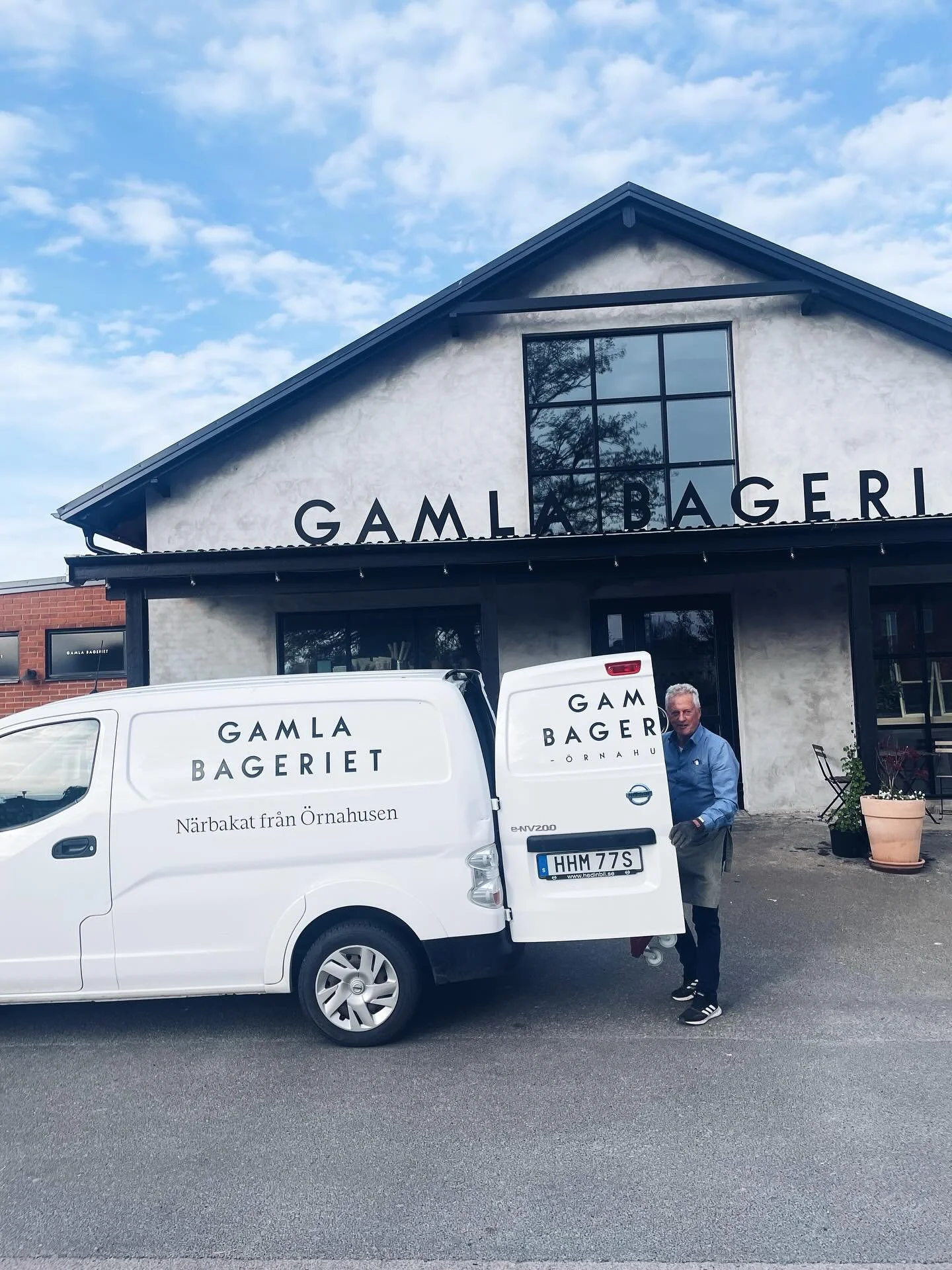 Lystring YSTAD!

Med start idag b&ouml;rjar vi s&auml;lja br&ouml;d p&aring; @icakvantumystad! Fantastisk aff&auml;r som satsar p&aring; lokala producenter och vill uppgradera sitt br&ouml;dutbud. 

Fem olika sorters br&ouml;d i leveransen. Lantbr&ou