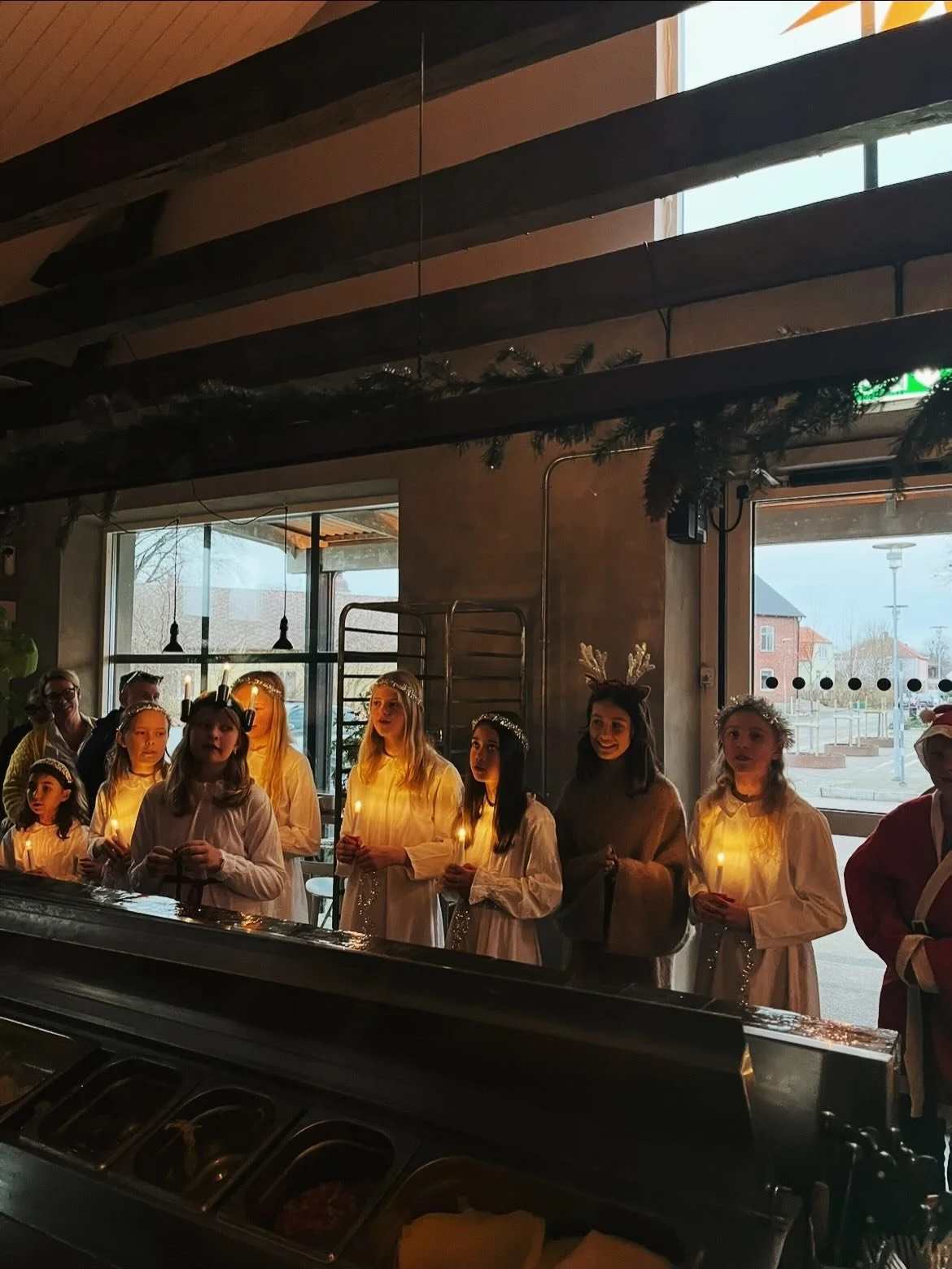 15.00 p&aring; l&ouml;rdag kommer v&auml;rldens finaste luciat&aring;g att g&auml;sta oss p&aring; bageriet. Kom och f&aring; julst&auml;mning med lussebullar, julskinksmacka och sk&ouml;ns&aring;ng!