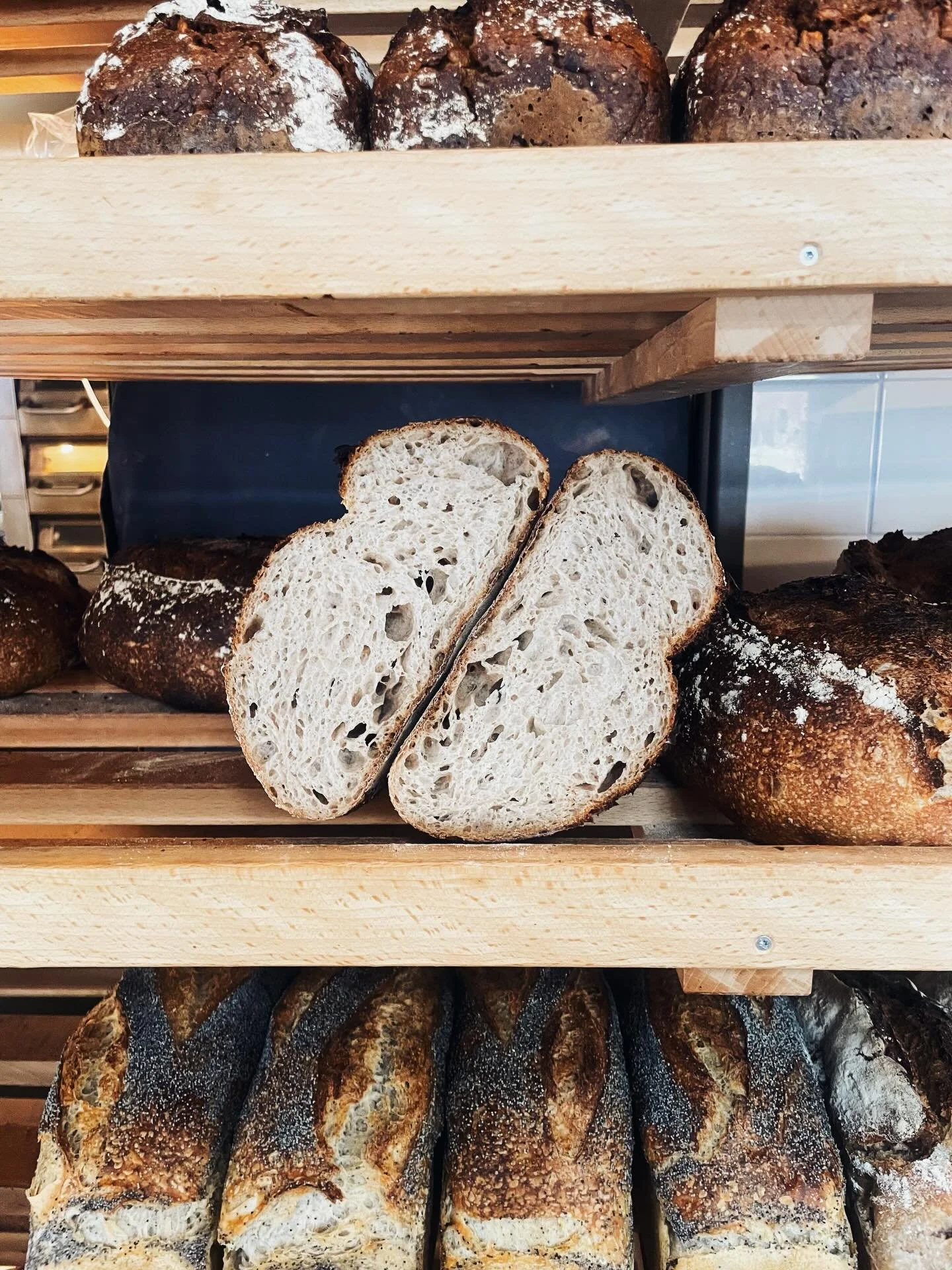 Bageriet h&aring;ller st&auml;llningarna n&auml;r sn&ouml;n yr och erbjuder som vanligt ett v&auml;rmande utbud!