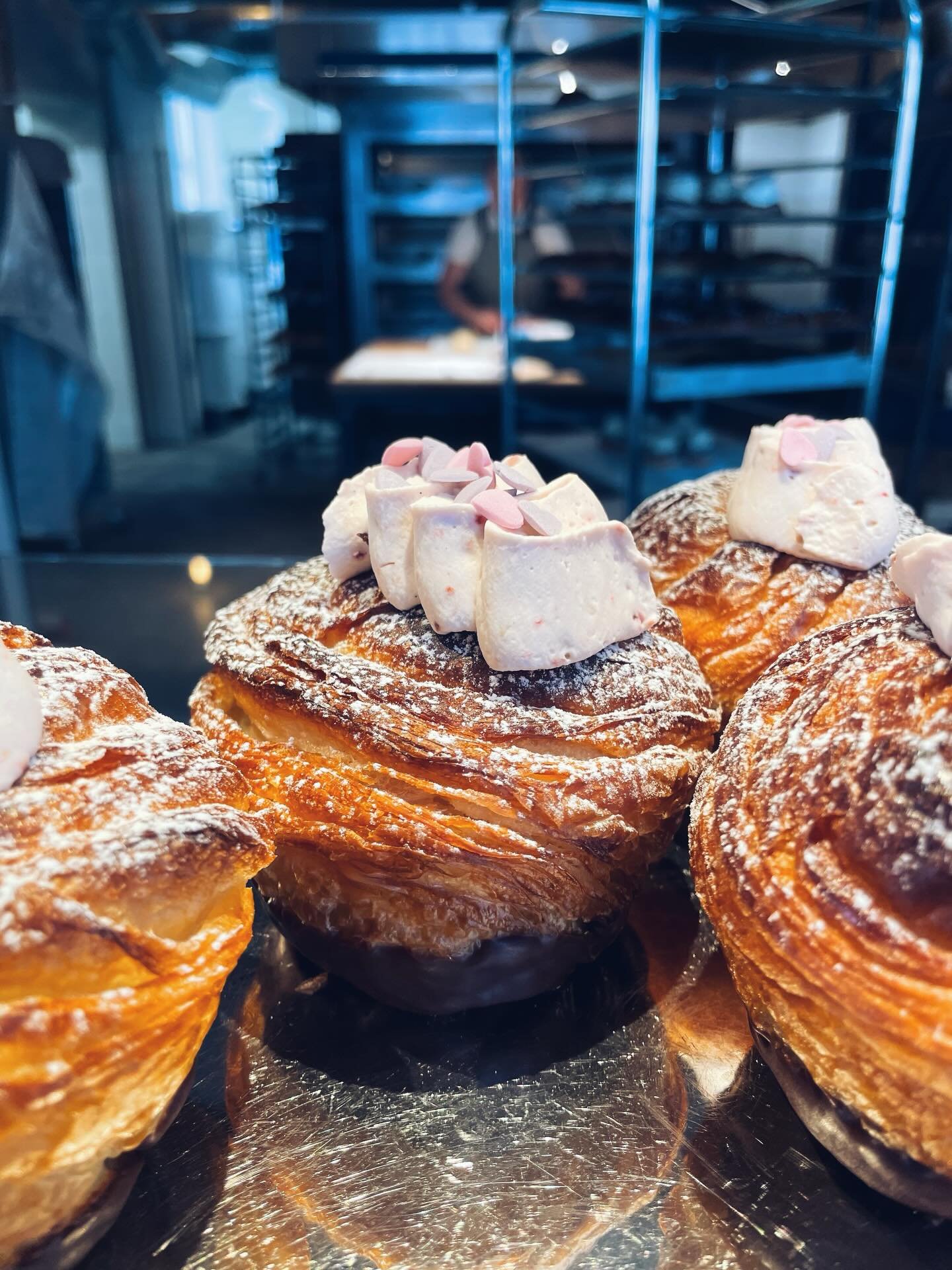 Vi g&ouml;r en specialare imorgon p&aring; k&auml;rleksdagen! K&auml;rlekscruffin med k&auml;rleksfyllning, k&auml;rleksdoppad choklad i botten ocks&aring; lite k&auml;lrlekstoppoing p&aring; toppen ❤️❤️ Vi har typ 50 styck s&aring; relativt begr&aum