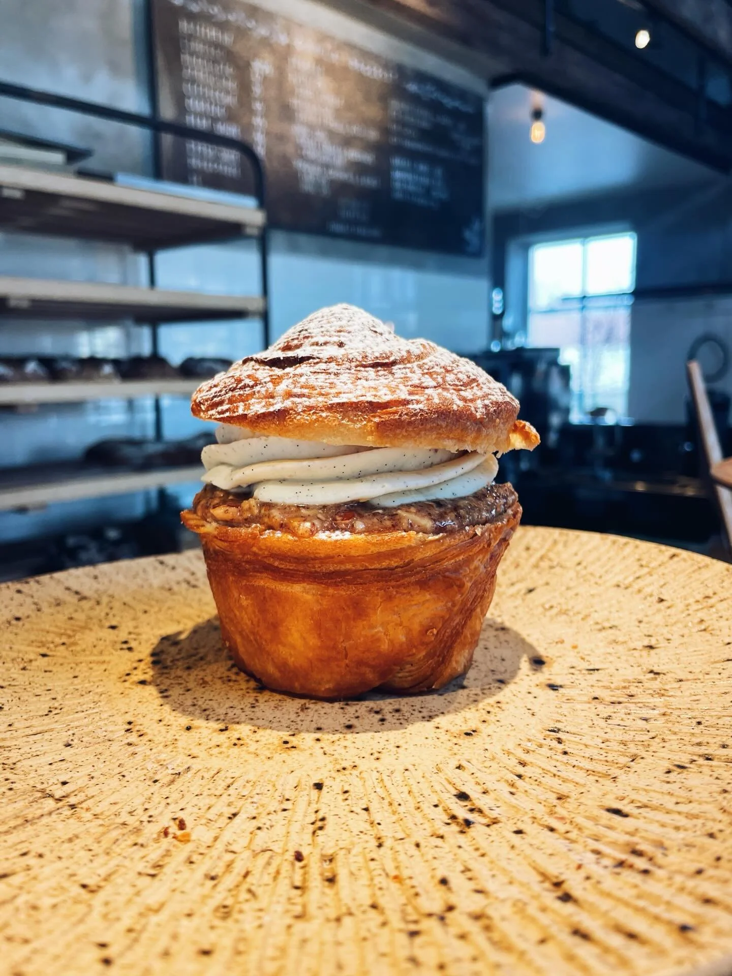 F&ouml;r er som beh&ouml;ver v&auml;nja av fr&aring;n fastlagsbullar s&aring; har vi tagit fram en variant. Kavlad deg, mandelmassa och mascarponekr&auml;m med vanilj!