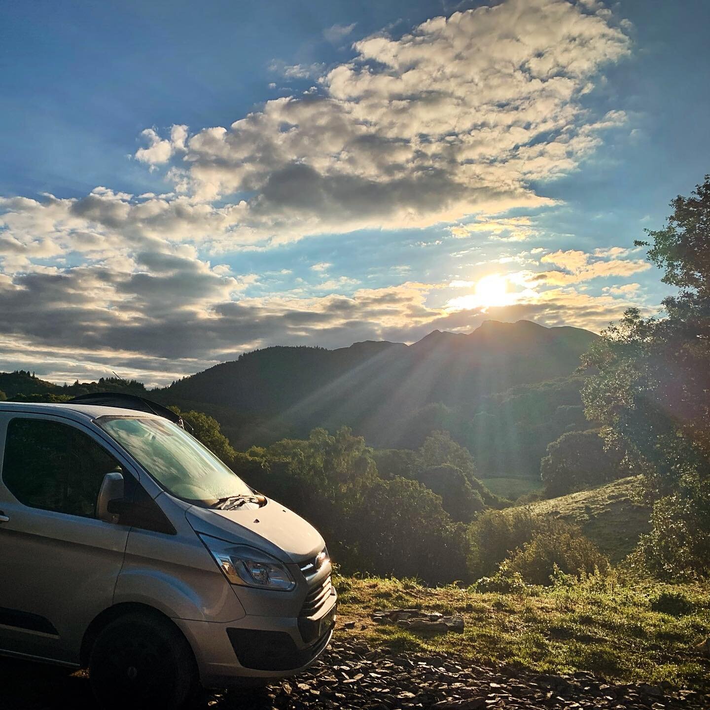 Stunning sunrise views from the comfort of your camper! 

Book now: contact@cefncoed.co.uk

📷: @you.me.andthevan 🙌🏽