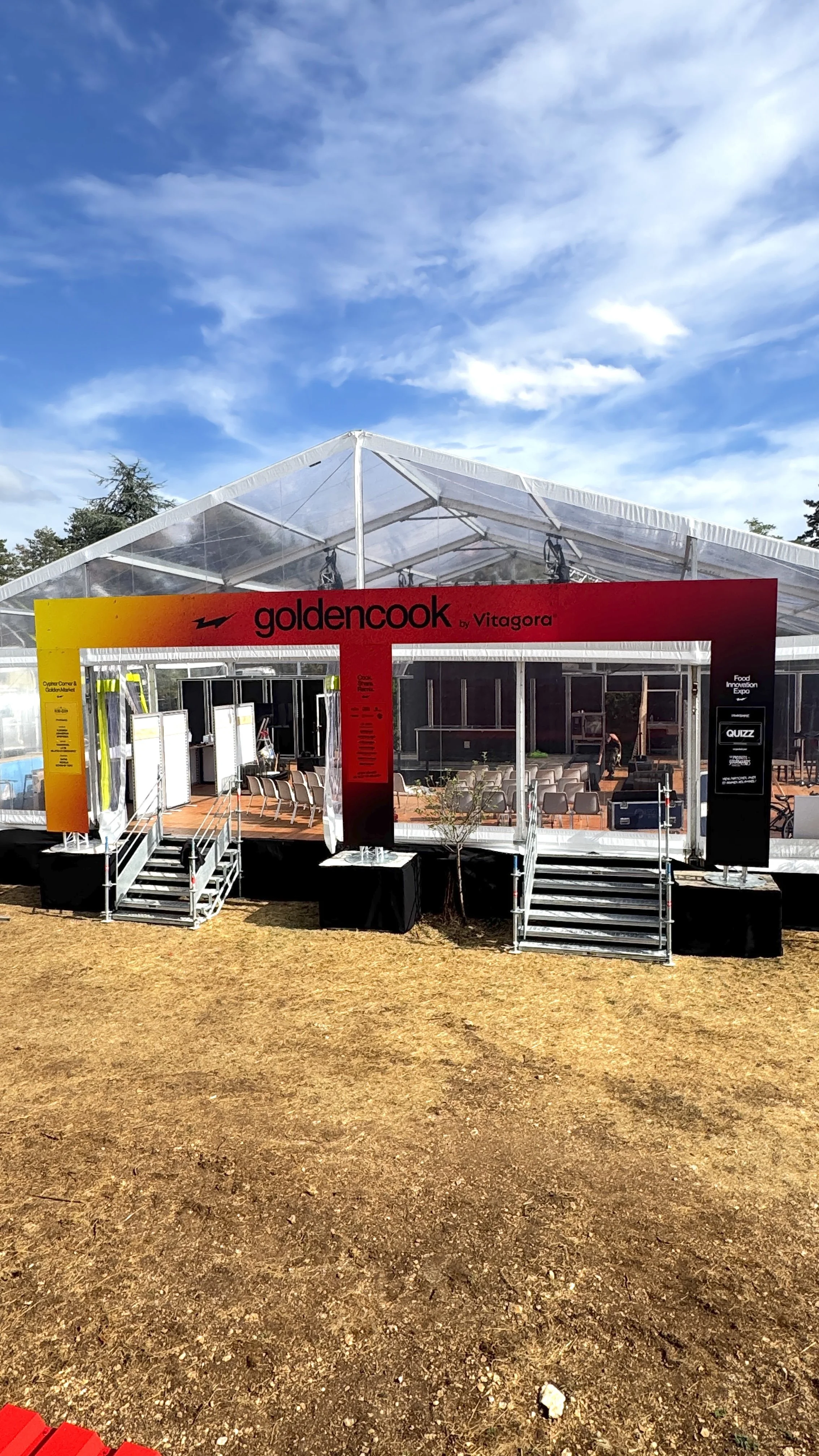 Habillage d'une structure avec des panneaux imprimés pour l'espace Golden Cook au Golden Coast à Dijon