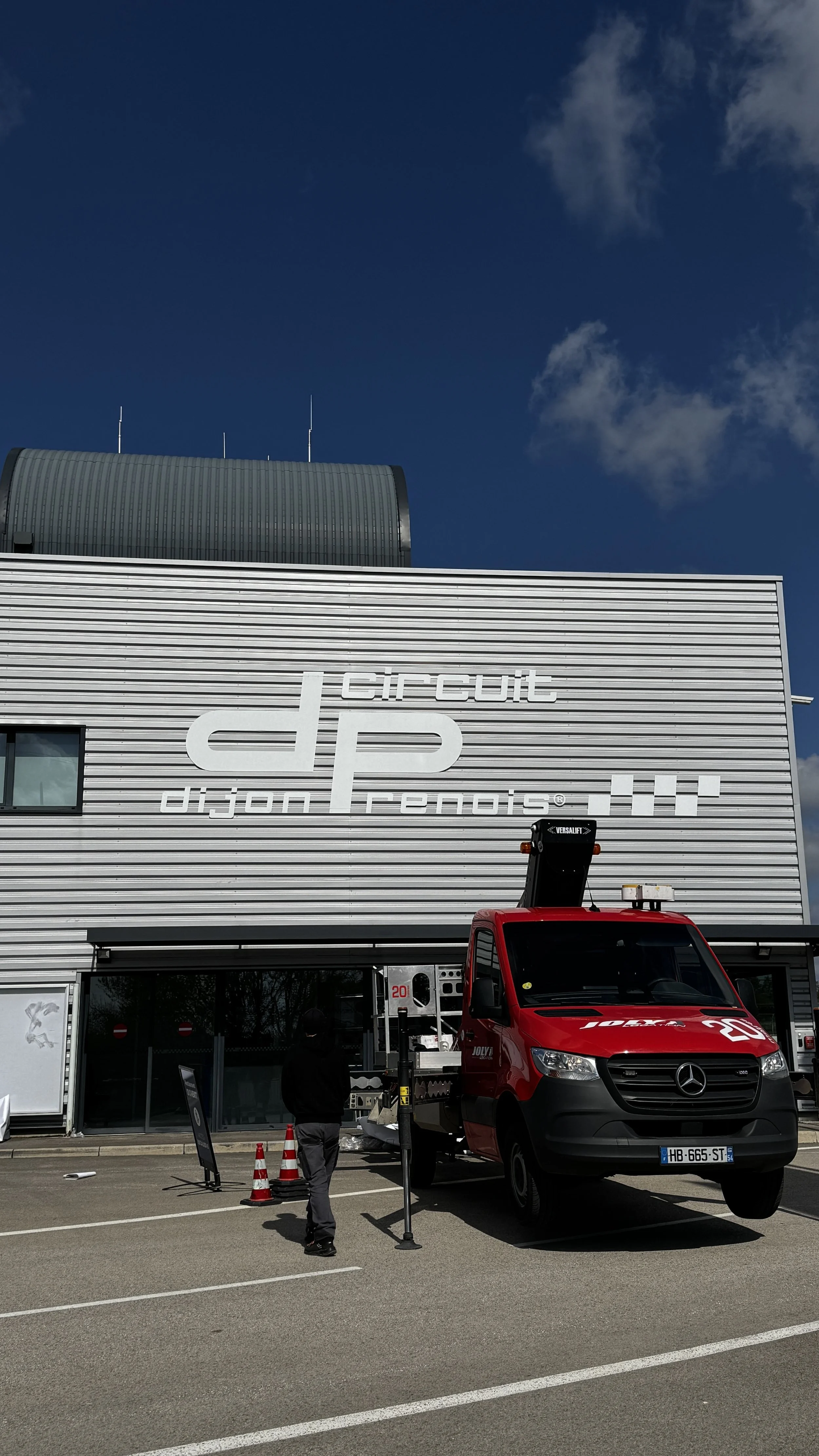 Fabrication et pose d'une enseigne en lettres découpées pour le Circuit Dijon Prenois