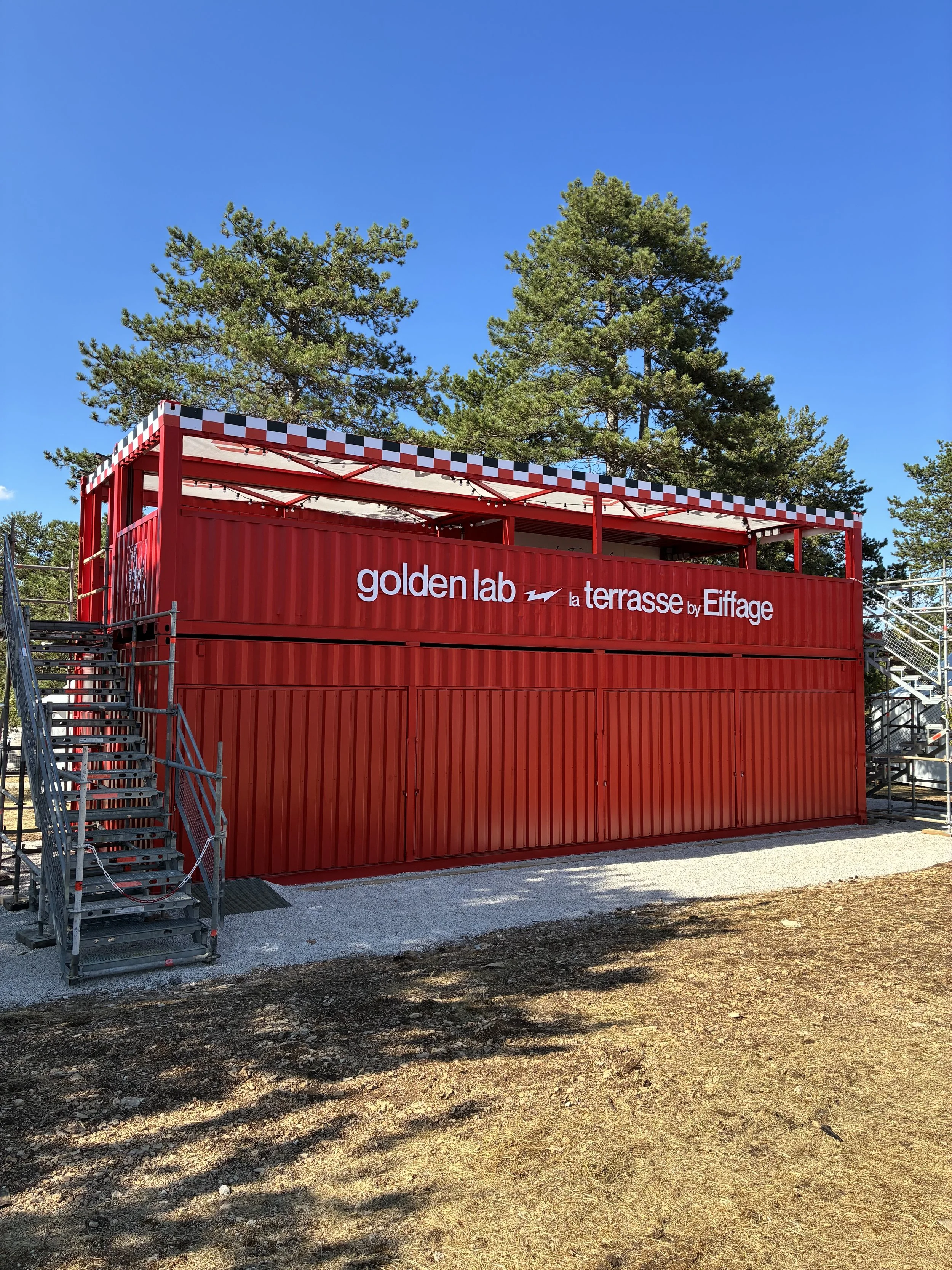 Fabrication et pose d'une enseigne en PVC lettres découpées pour Eiffage présent sur le Golden Coast