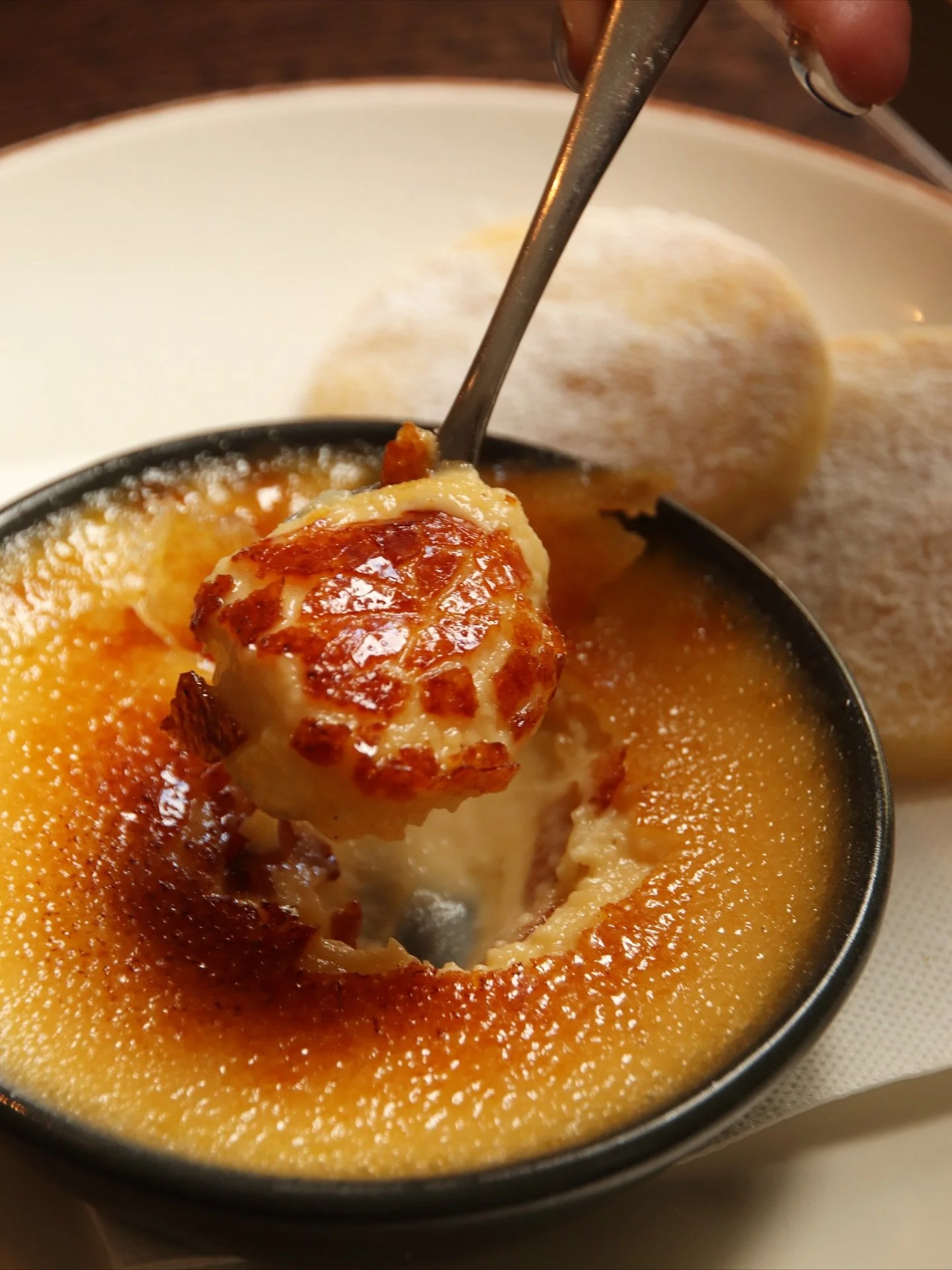 Native lemon myrtle & vanilla crème brûlée, served with citrus shortbread. On our menu now!
👉 Swipe to hear that golden crackle ✨
#thelincolncarlton #bushfood #lemonmyrtle #melbournepub