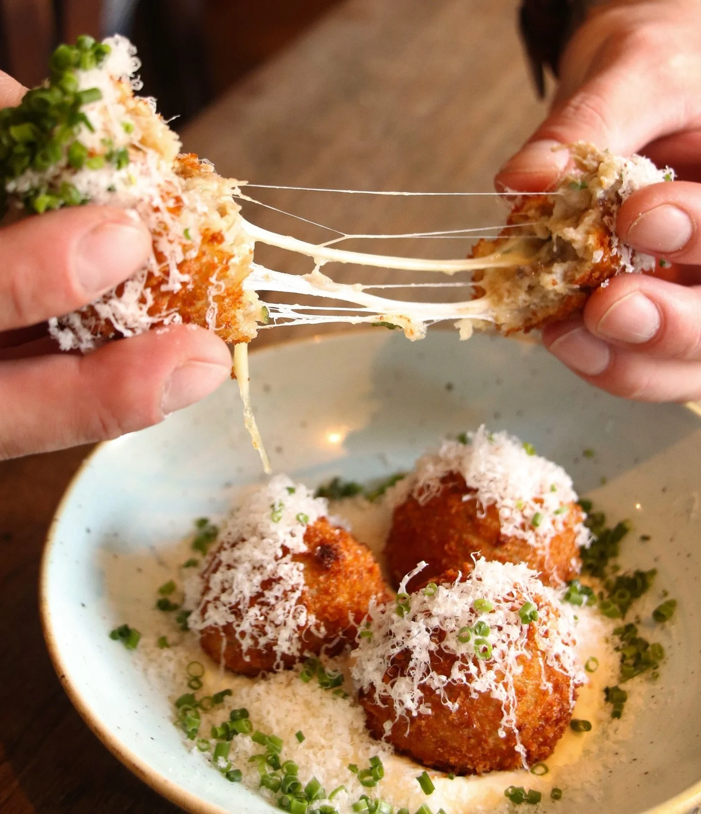 Magic mushrooms! 🍄&zwj;🟫✨ Smoked scamorza cheese croquettes with umami-rich @fablefoodco mushrooms (made from shiitake for that meaty, pulled texture), on a bed of sour cream and chives. Such a good snack! 🍻

#thelincolncarlton #melbournepubs #cro