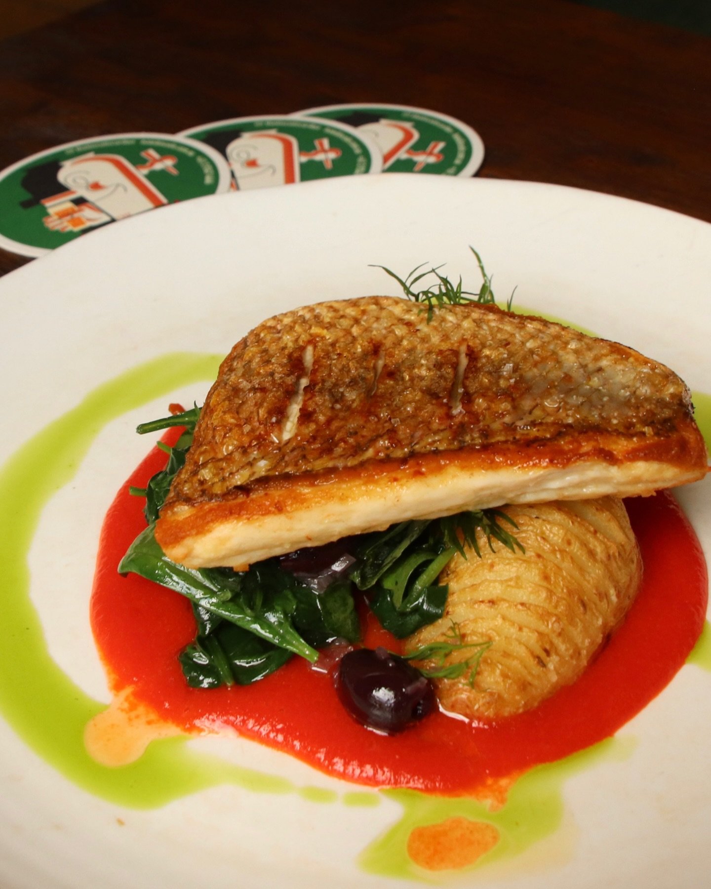 ✨Market fish with hasselback potato, spinach, fresh herb salad, olives, and a red pepper sauce.

Fresh, honest food, full of flavour. Expect nothing less! 🙌 Our kitchen&rsquo;s open all day from 12pm on weekends. See you soon!

#thelincolncarlton #m