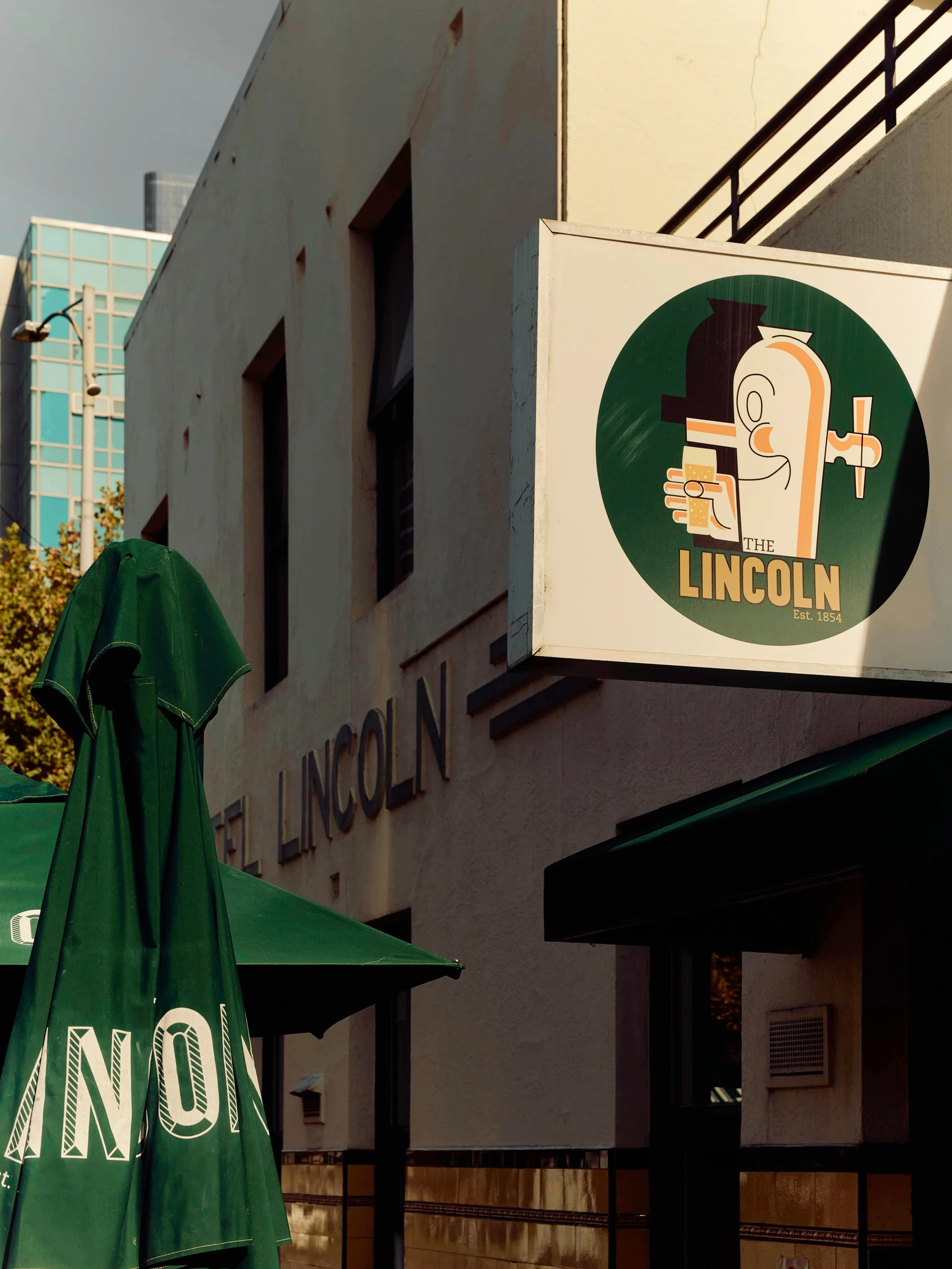 It feels like winter&rsquo;s finally easing off! 🌱Get yourself a pint of @loveshackbrewingco Pale Ale or @keeperbrewing Pilsner, find a comfy corner and stay awhile. No rush. That&rsquo;s what pubs are for.🍺💛

#thelincolncarlton #melbournepubs #co