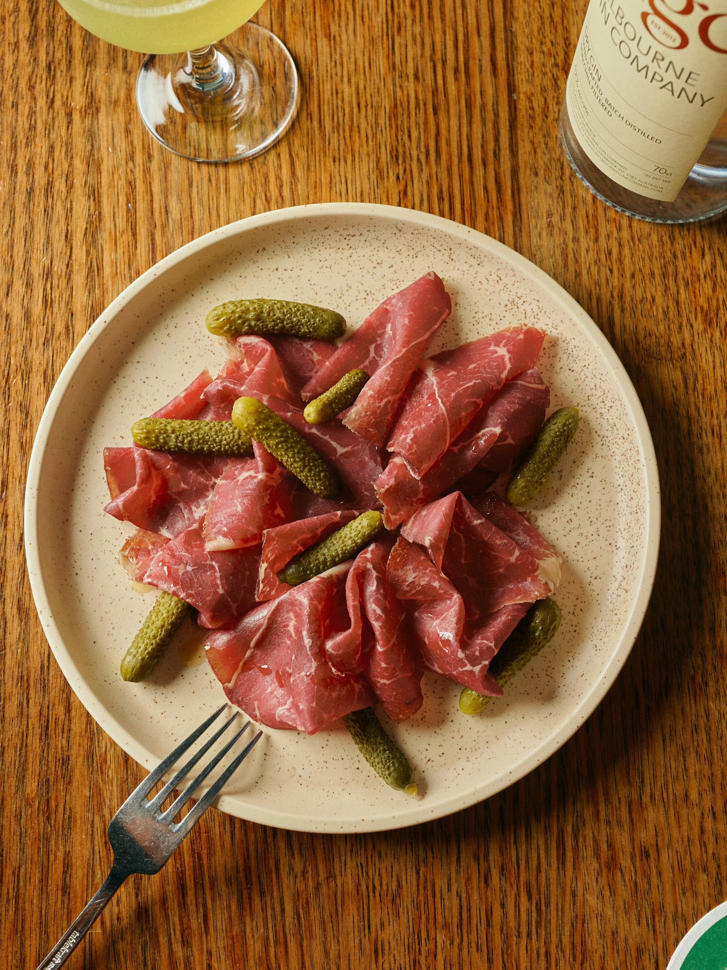 Pub snacks! 🍻

🥩 @warialdabeef bresaola, made from sustainably raised, heritage-bred Belted Galloway beef
🫛 Edamame, served hot with nori salt
🍗 Fried chicken ribs with fermented chilli dip, finger-licking good!

All dangerously easy to eat. 😋 W