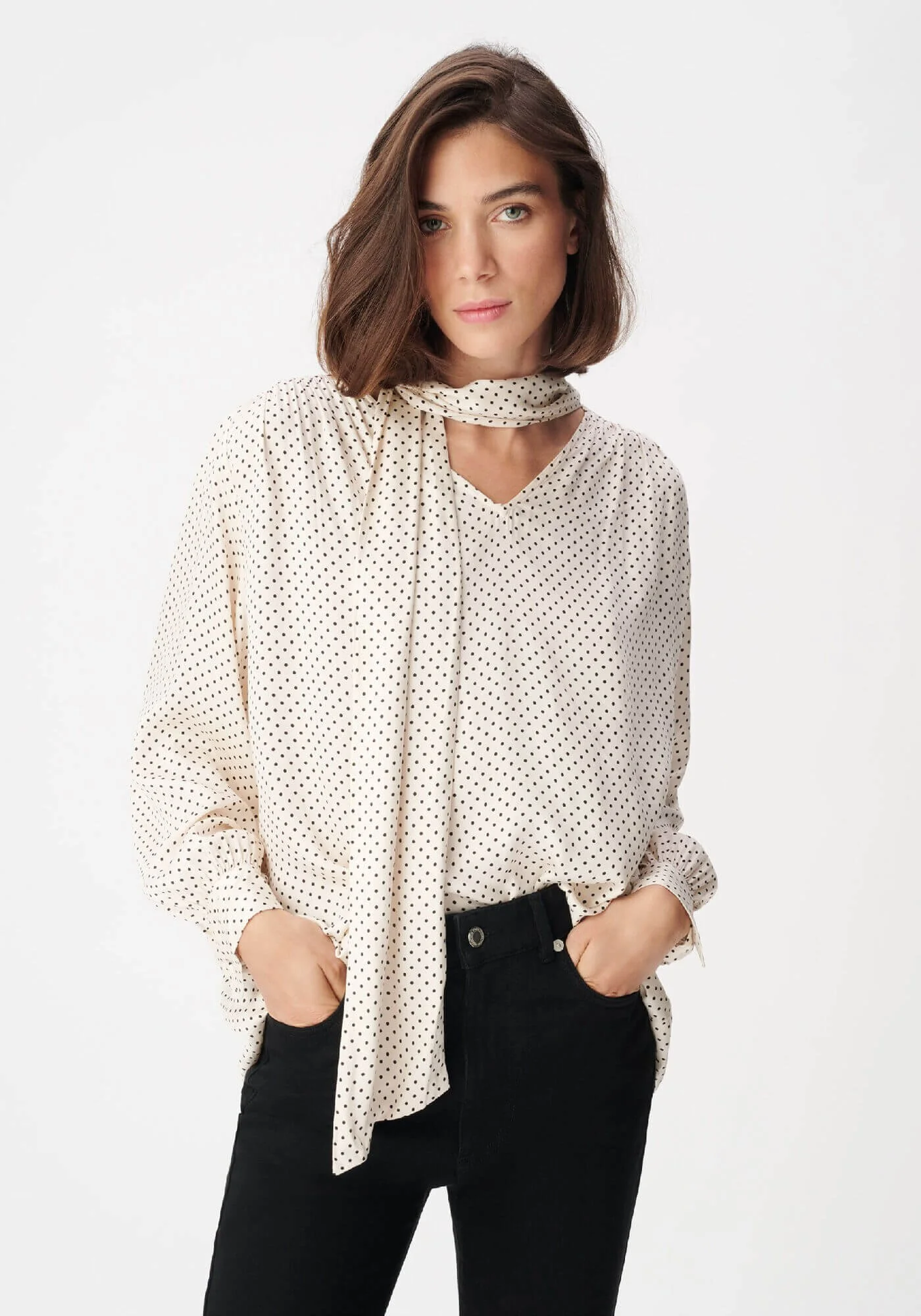 IKKS-BLOUSE~ECRUE~SATINEE~MOTIF~POIS~COL~LAVALLIERE~FEMME-B413185-11_1.jpg