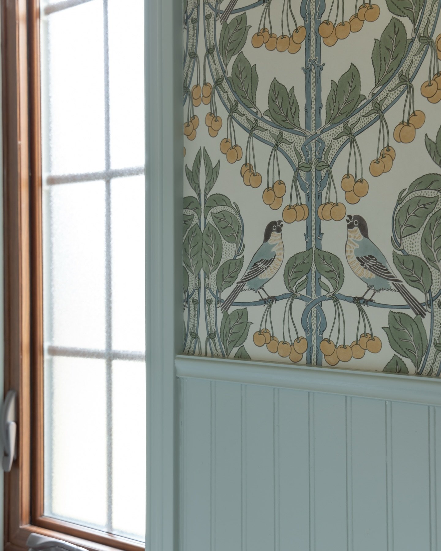 A couple detailed shots from a Grosse Pointe Park Powder Room completed earlier this year // the wallpaper is everything 
.
.
.
.
.
#interiordesigndetroit #detroitinteriordesign #detroitinteriordesigner #powderroomdesign #colorfulhome #grossepointe #