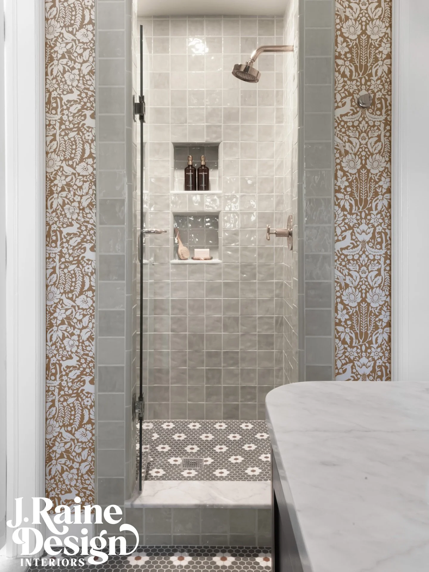 Swipe for the before ⬅️
.
.
.
.
.
#interiordesigndetroit #detroitinteriordesigner #bathroomdesıgn #grossepointe #grossepointepark #livewithwhatyoulove