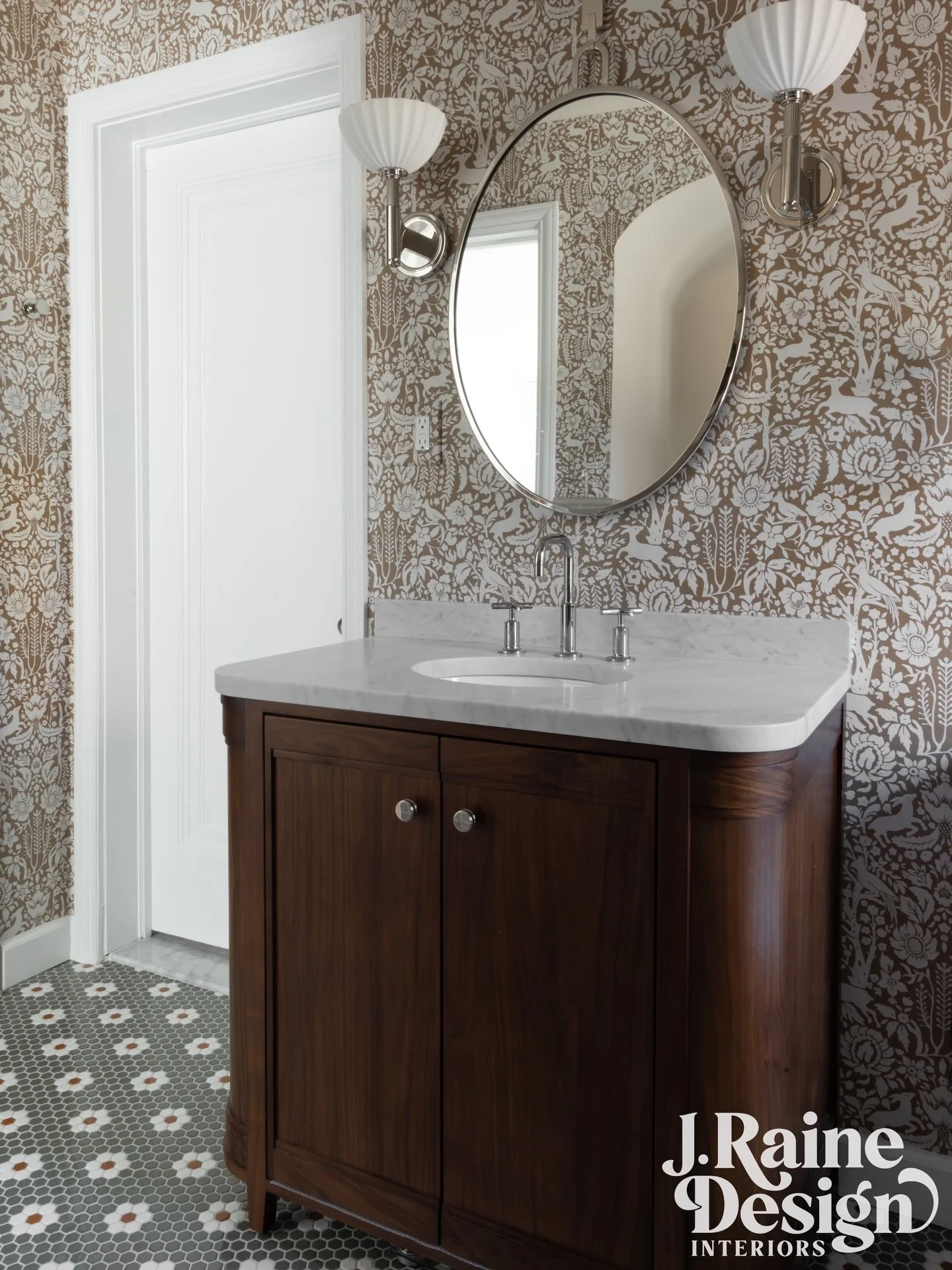 Swipe ⬅️ to see the before pics 
.
.
.
.
.
#interiordesigndetroit #detroitinteriordesigner #detroitinteriordesign #grossepointepark #colorfulhome