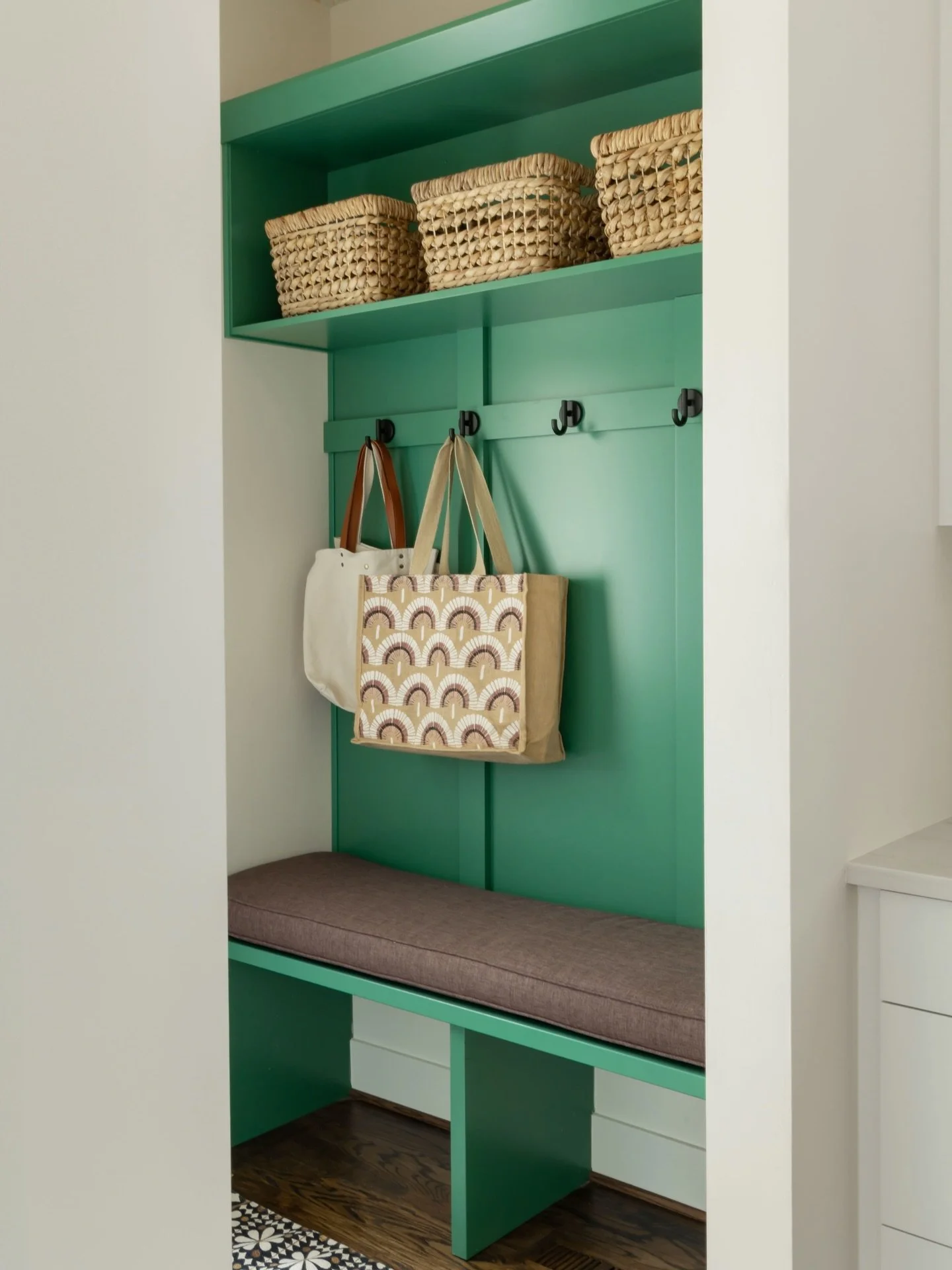 Green Mudrooms ☘️ 🌈 
.
.
.
#interiordesigndetroit #detroitinteriordesigner #detroitinteriordesign