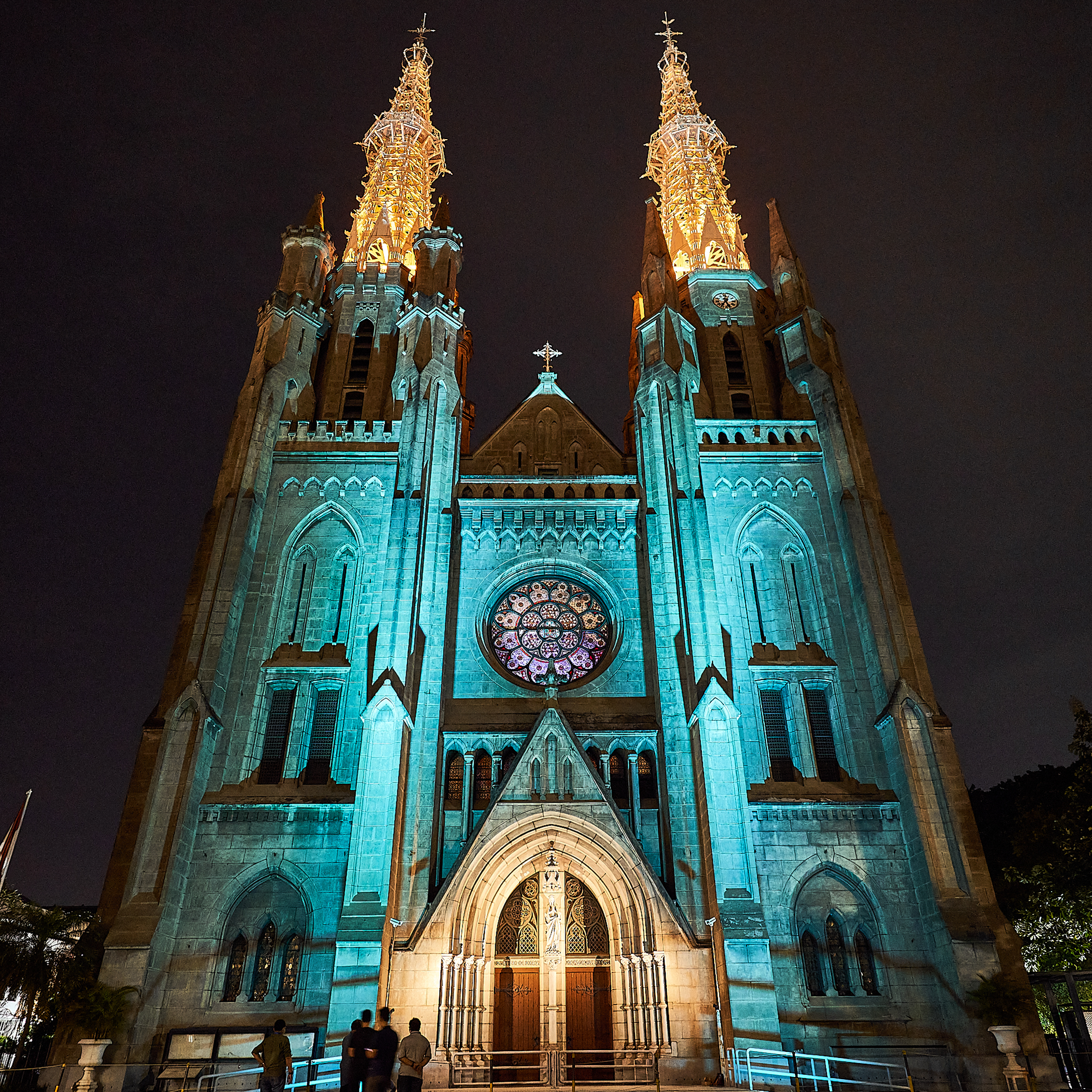 20220210 Mockup lighting katedral signify cyan.png