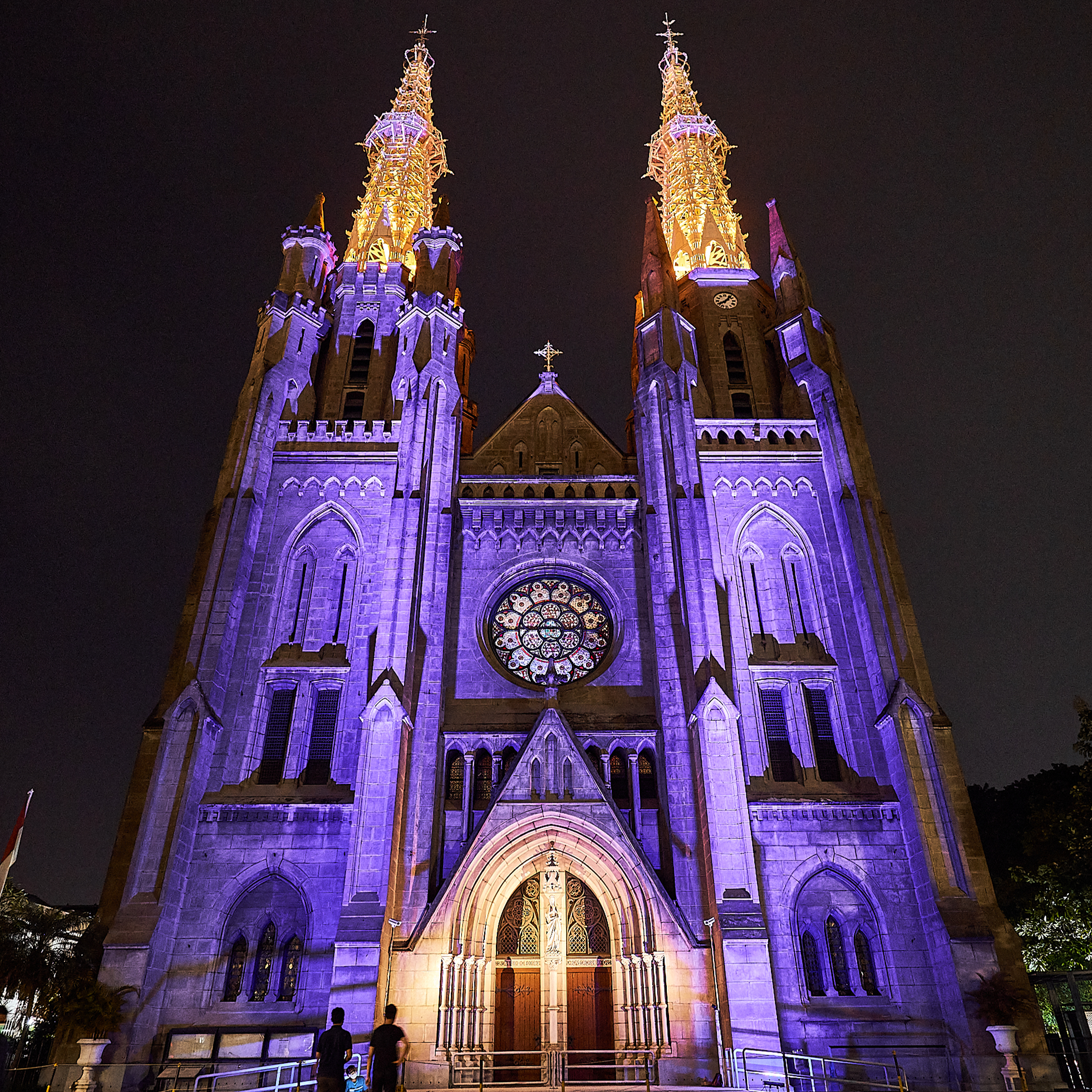 20220210 Mockup lighting katedral signify purple.png