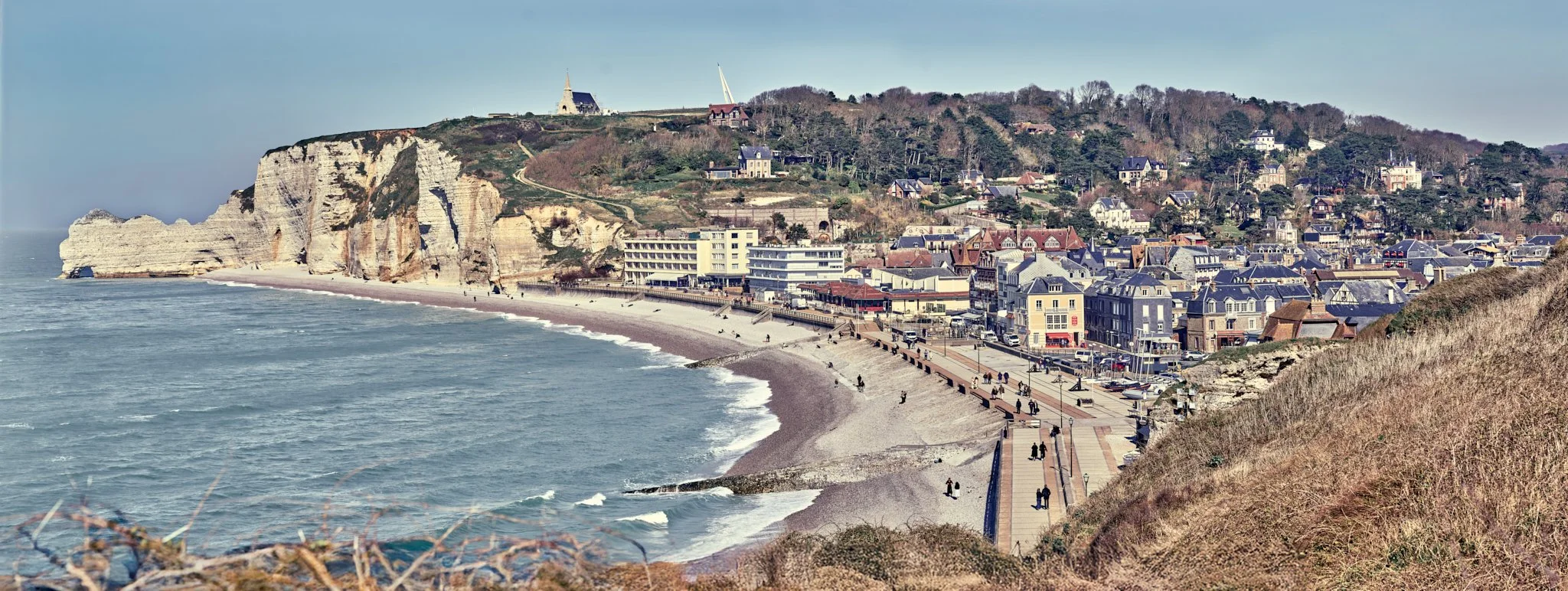 Mengamati Kehidupan Kota Etretat di Pesisir Normandia Perancis