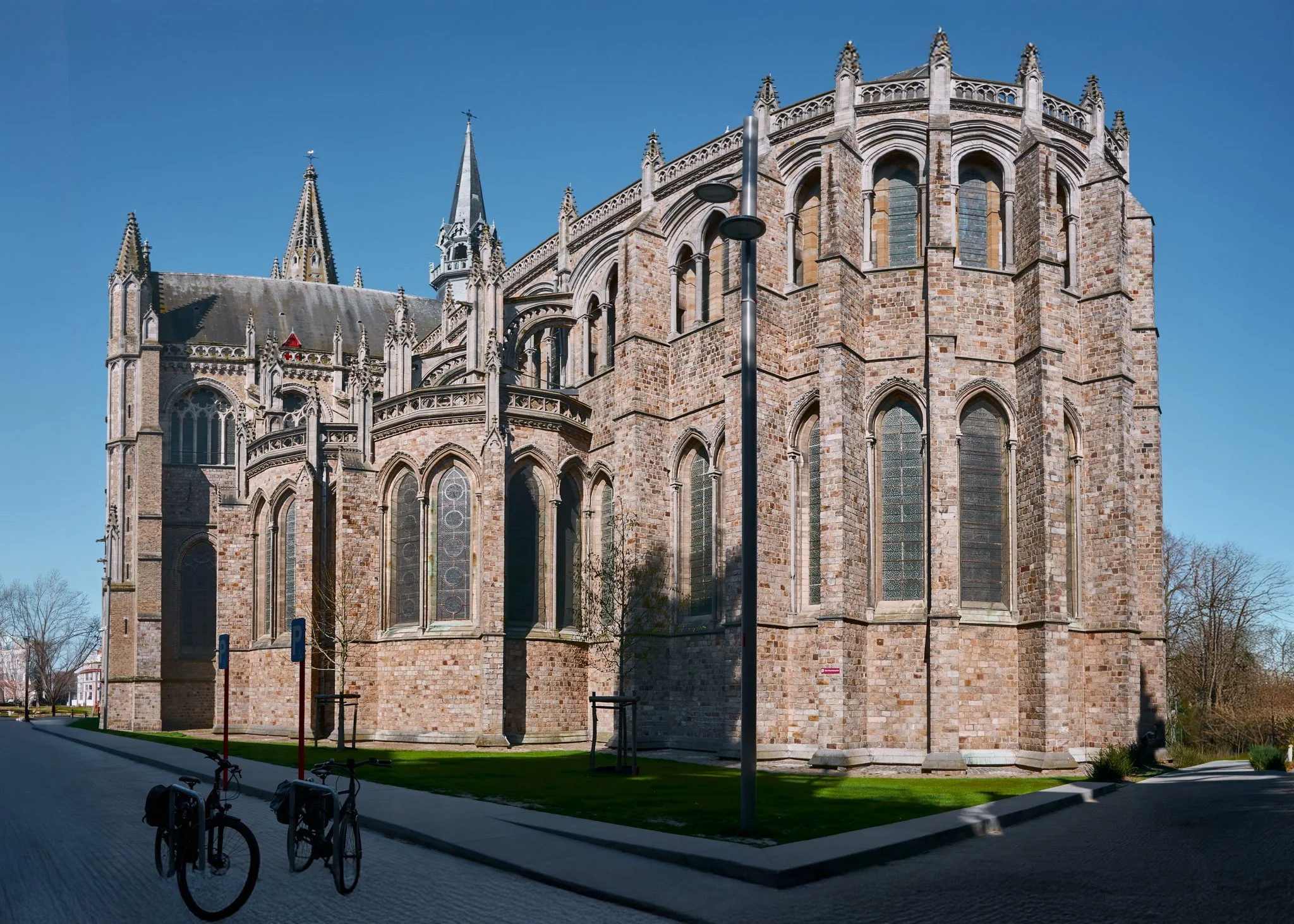 Mengamati Arsitektur dan Rekonstruksi Katedral Saint Martin Ypres