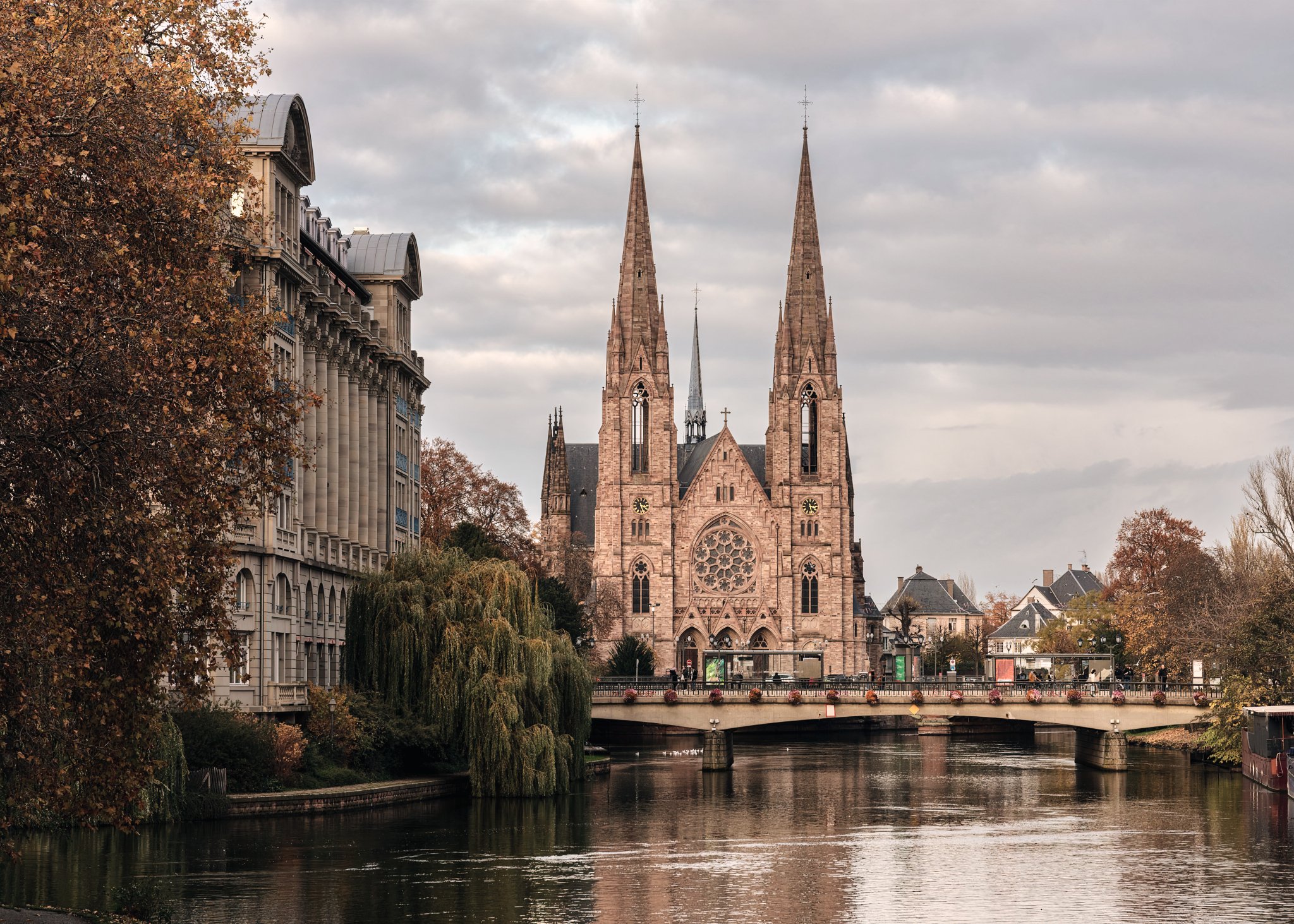 Mengamati Arsitektur Gotik Tertinggi Katedral Notre Dame Strasbourg