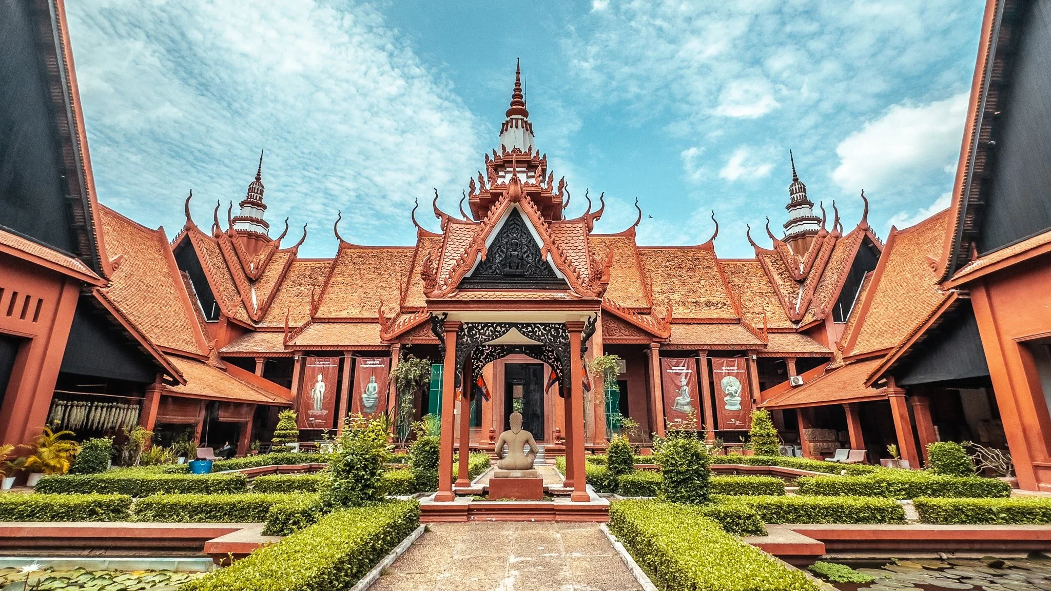 Mengamati Arsitektur dan Artefak Sejarah di Phnom Penh Museum Nasional Kamboja