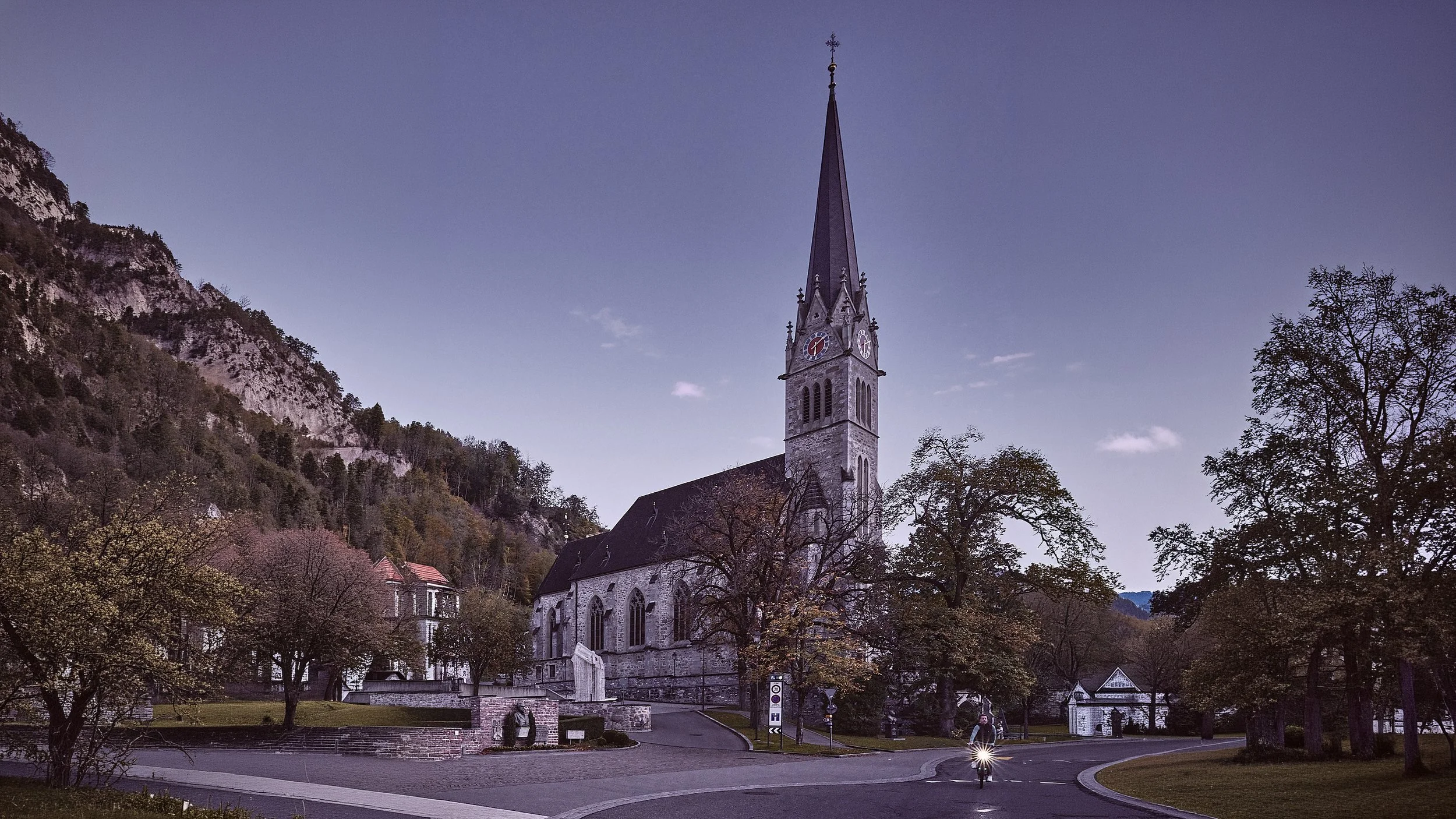 Mengamati Arsitektur Sederhana Katedral Santo Florin Vaduz