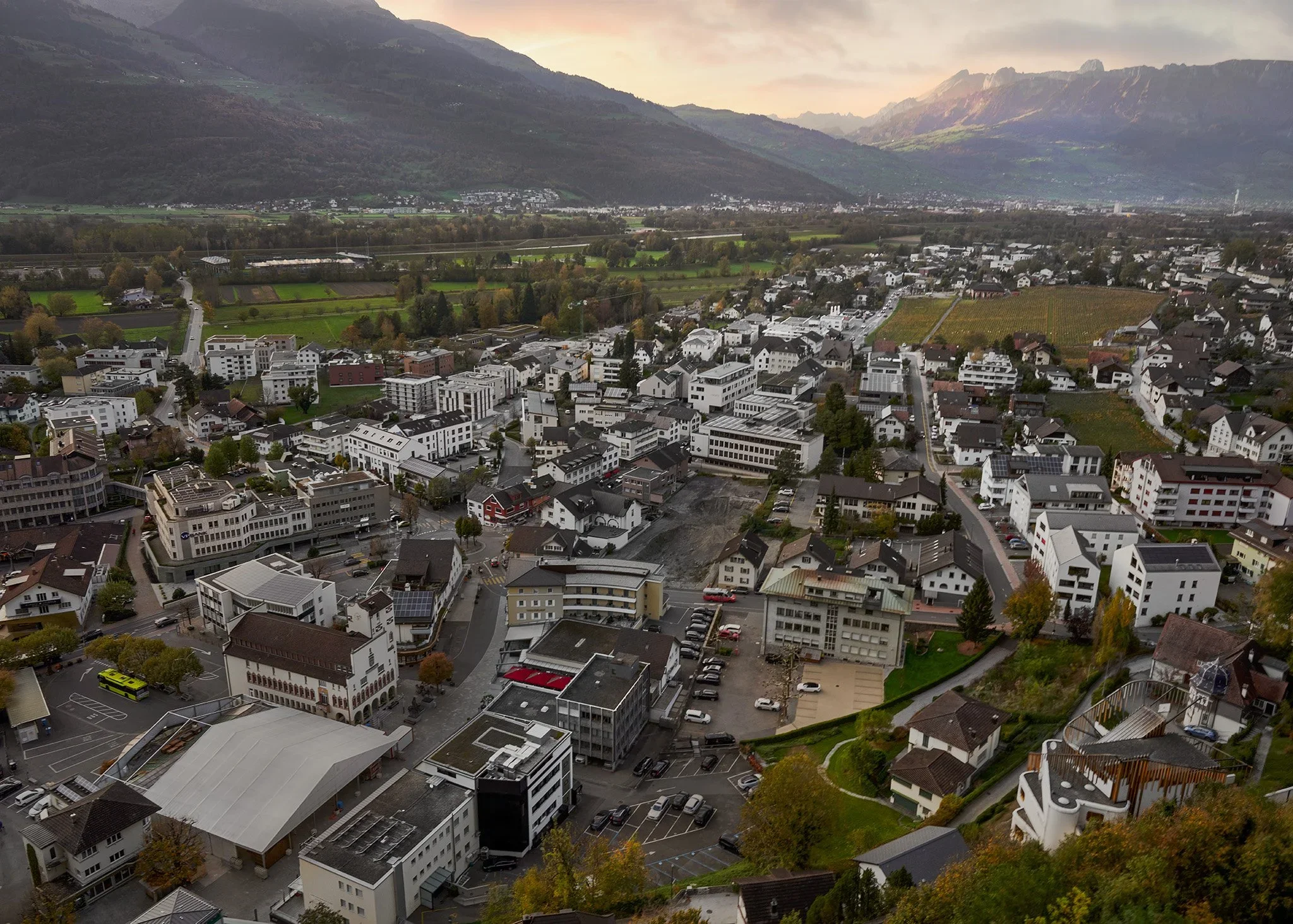 Mengamati Kehidupan Arsitektur dan Lingkungan Alam Vaduz Liechtenstein