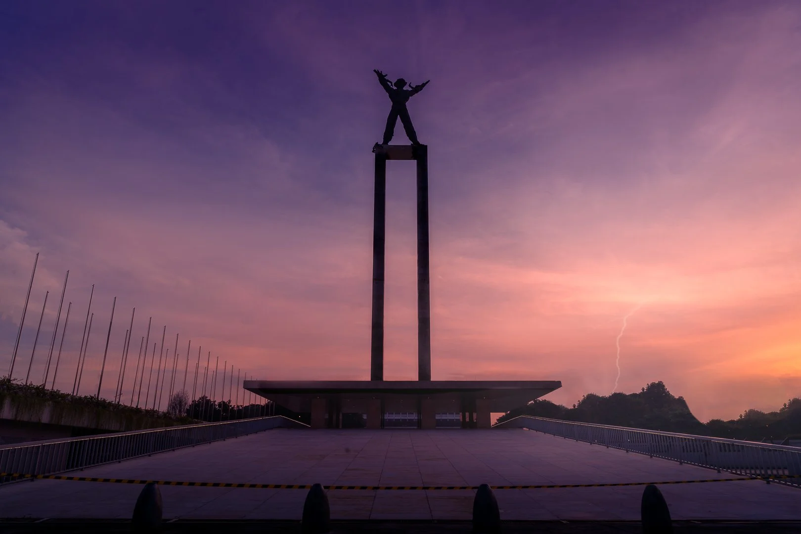 Cerita Tentang Monumen Pembebasan Irian Jaya Lapangan Banteng Jakarta