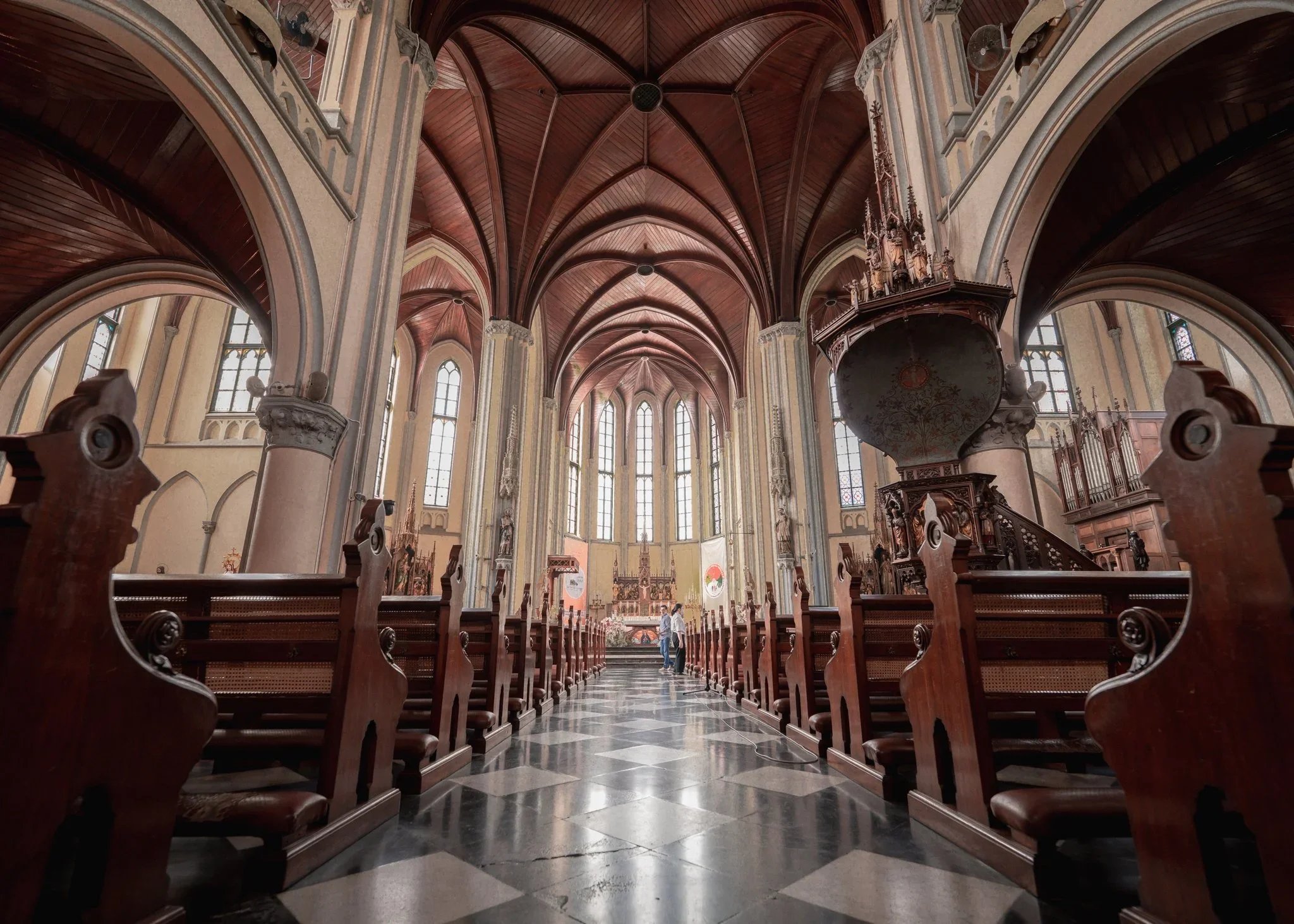 Mengamati Karya Seni di Dalam Gereja Katedral Jakarta