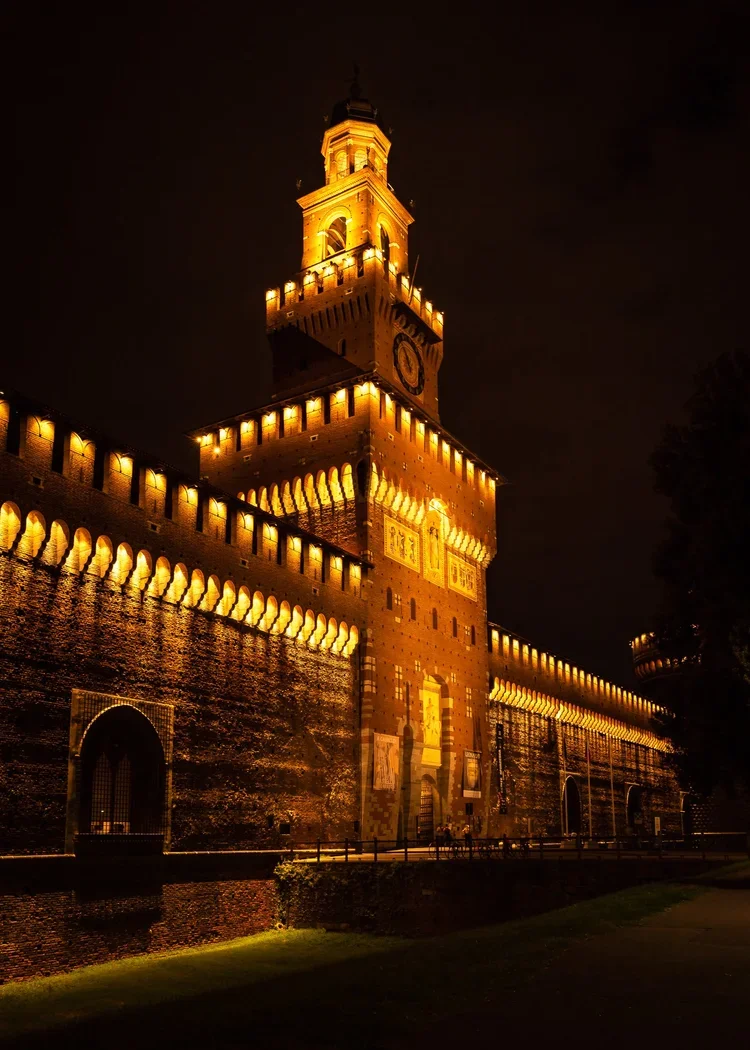 2019-07+Mlan+Castello+Sforzesco-2.webp