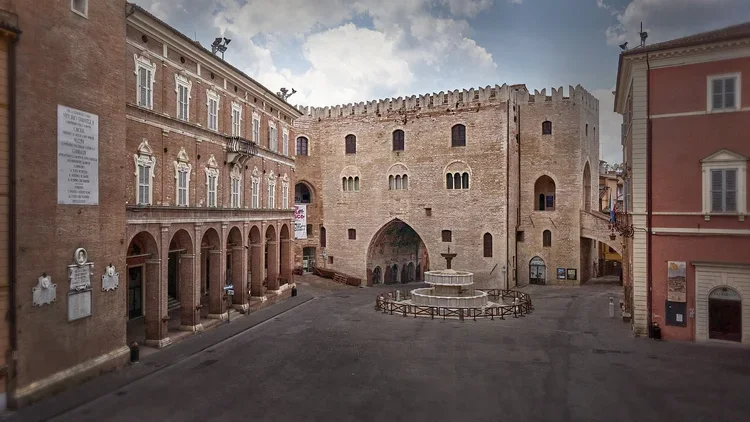 Mengamati: Fabriano Palazzo Del Podesta