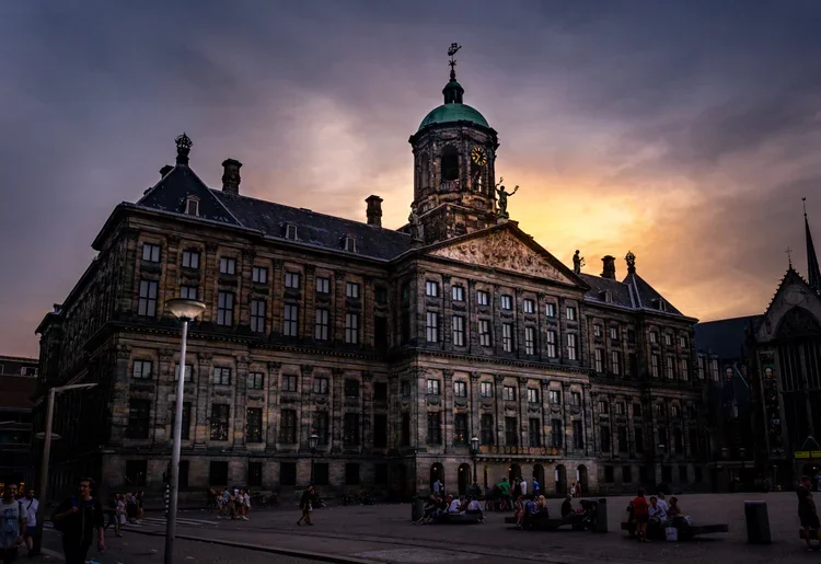 Mengamati: Istana Kerajaan Amsterdam