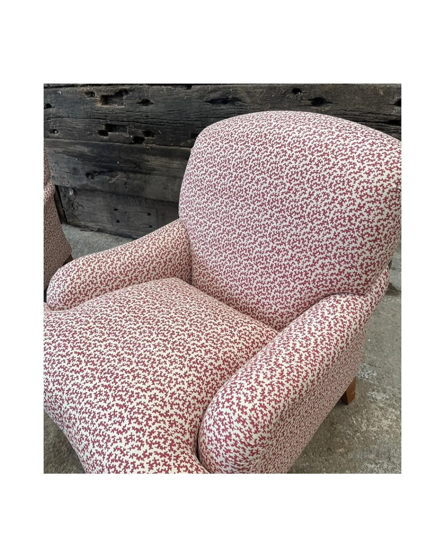 A super pair of Howard style chairs, slightly larger than my normal pairs. In a super elegant raspberry squiggle fabric &hellip;..
.
Please message for details