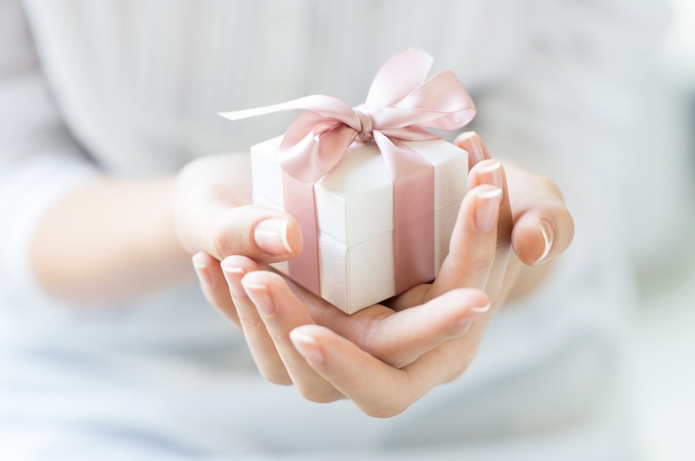Small gift box with pink ribbon - jewellery.jpg