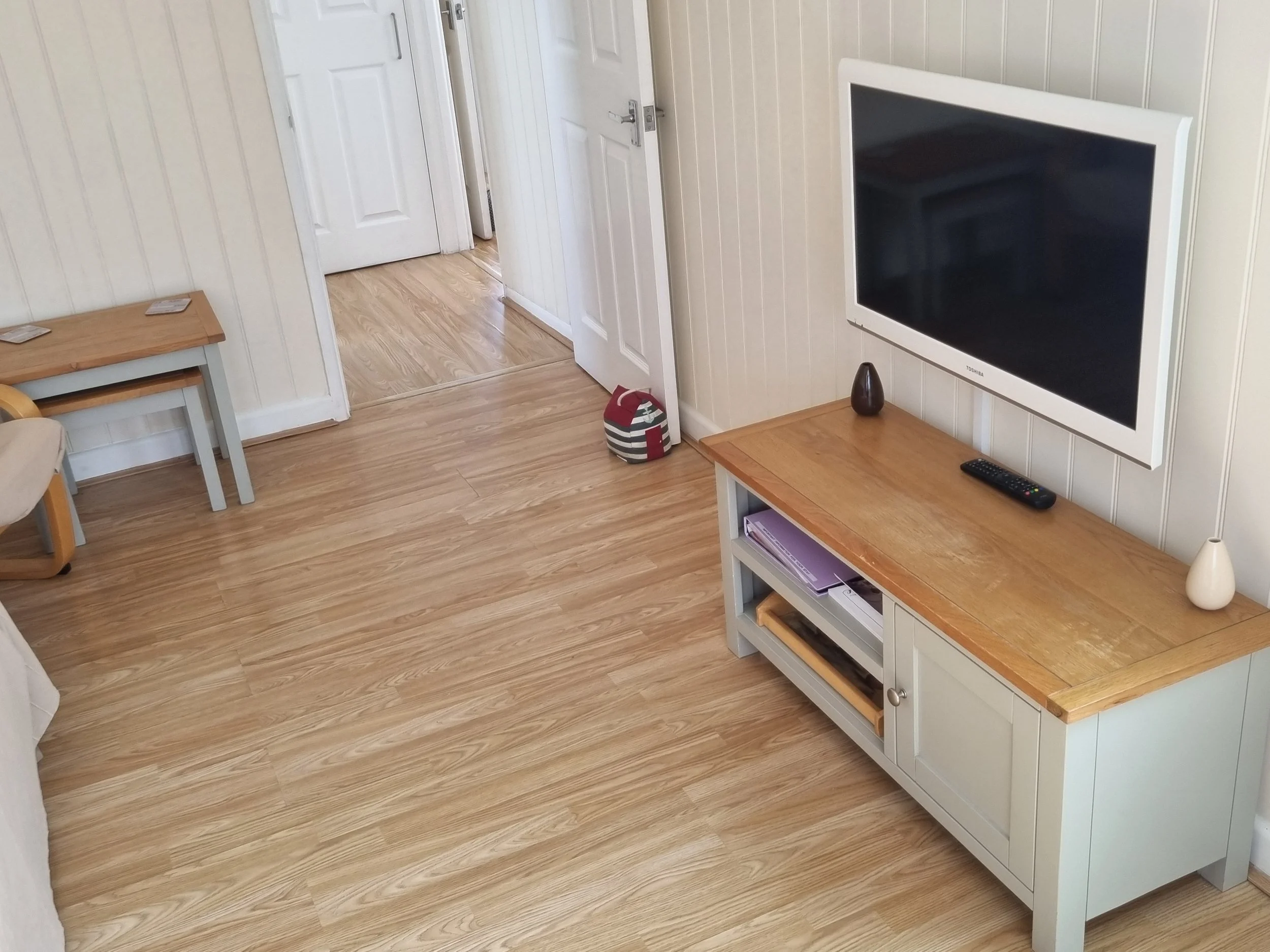 Lounge with TV containing DVD player