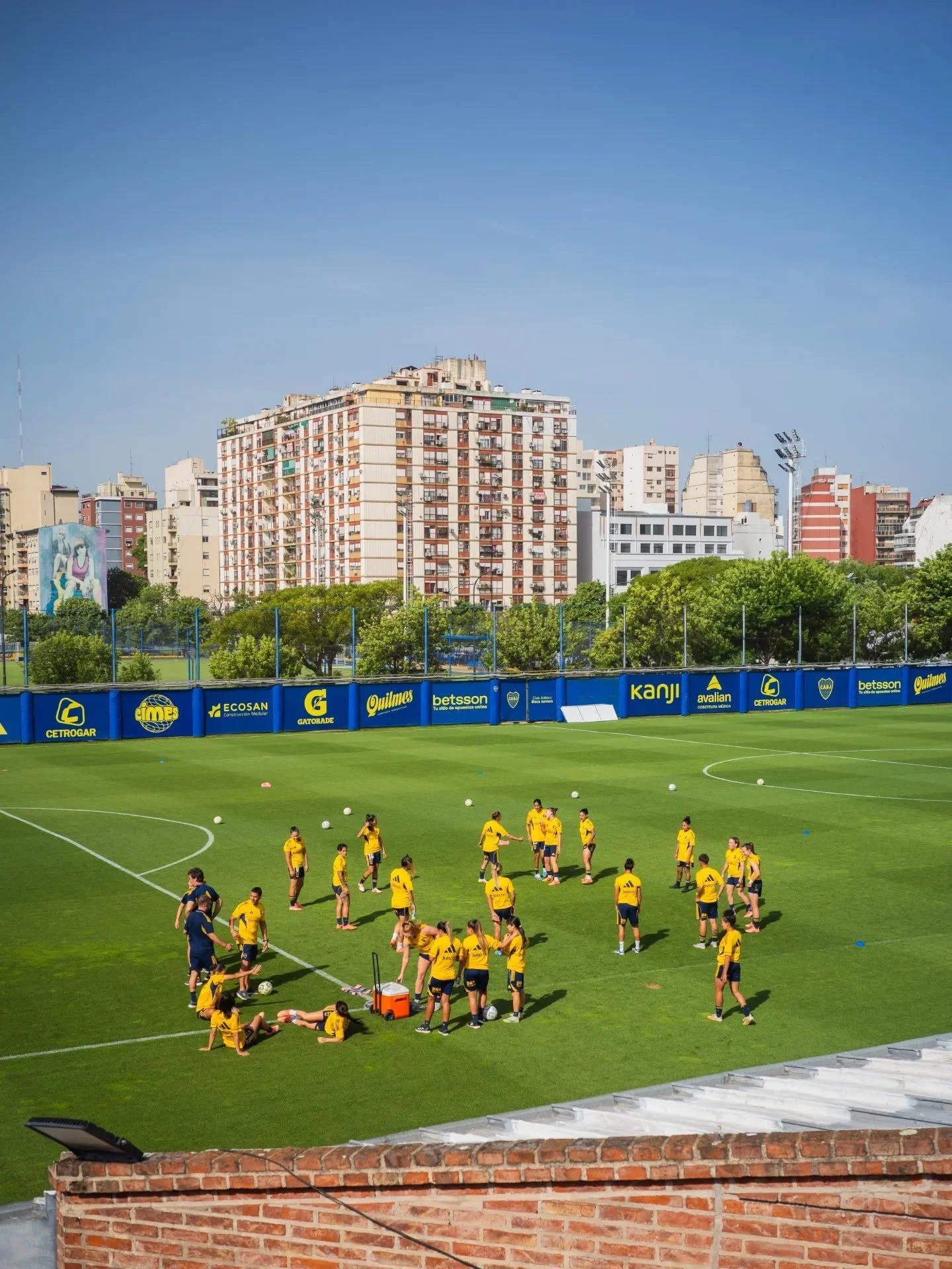 @bocajrsfutbolfemenino 1-0 @femeninocge ✨

"The pitch made it feel like we were surrounded by the essence of Boca Juniors. At one end, the shadow of La Bombonera - a reminder of the storied history of the club. At the other end, a look to the fu