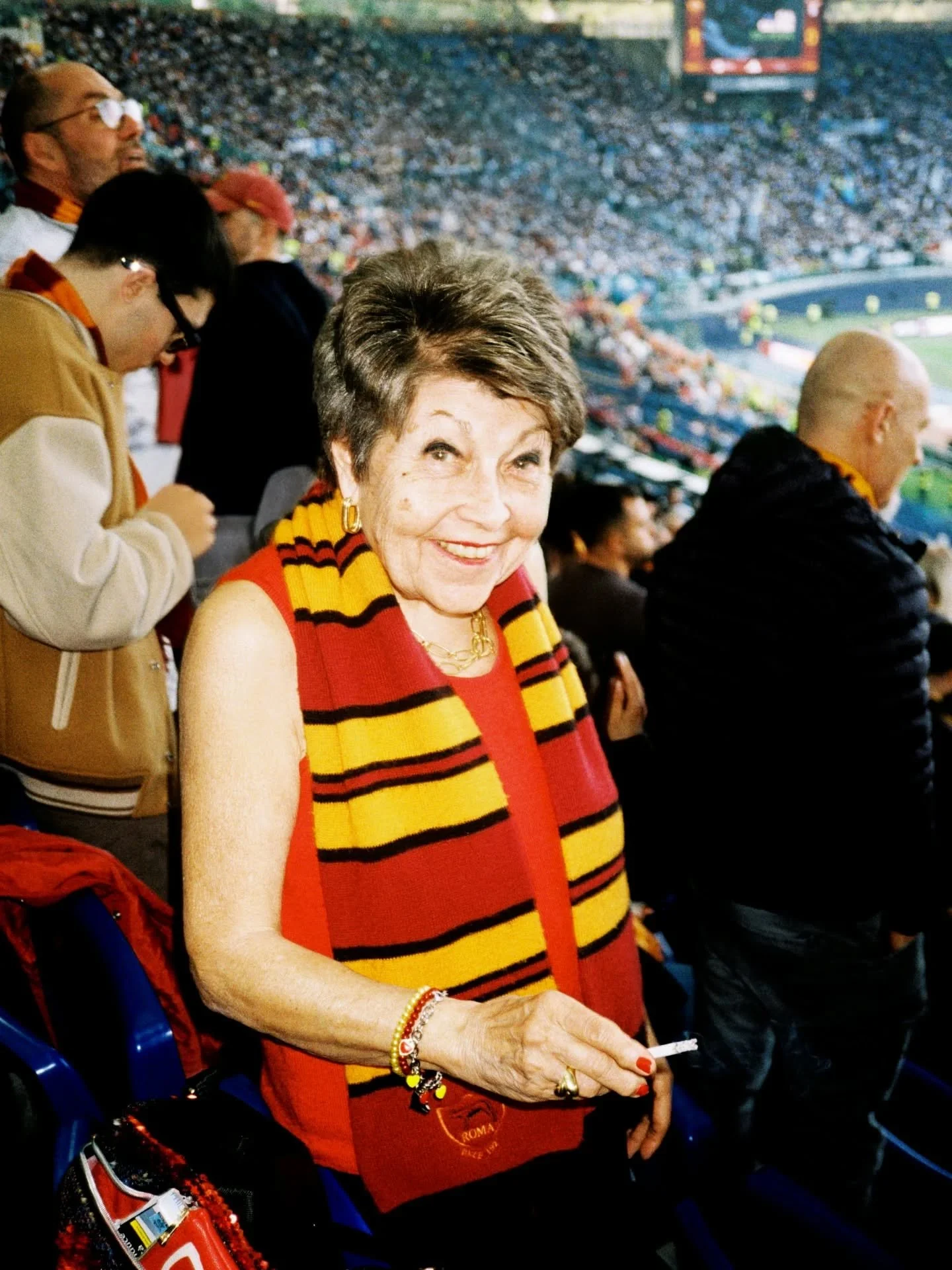 Romaniste. 💛❤️

📸 There's no better way to capture the spirit of women on the terraces than through the talented lens of @alessandrafrancescacoppola. 

#romaniste #giallorosso