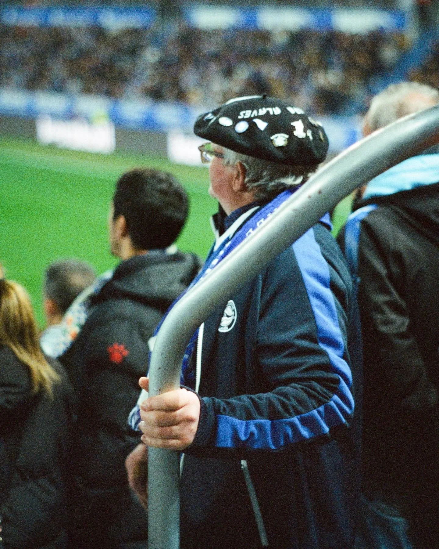 Nights at the Mendi. 💙🤍

📸: @vittoriomoro 

#deportivoalav&eacute;s
