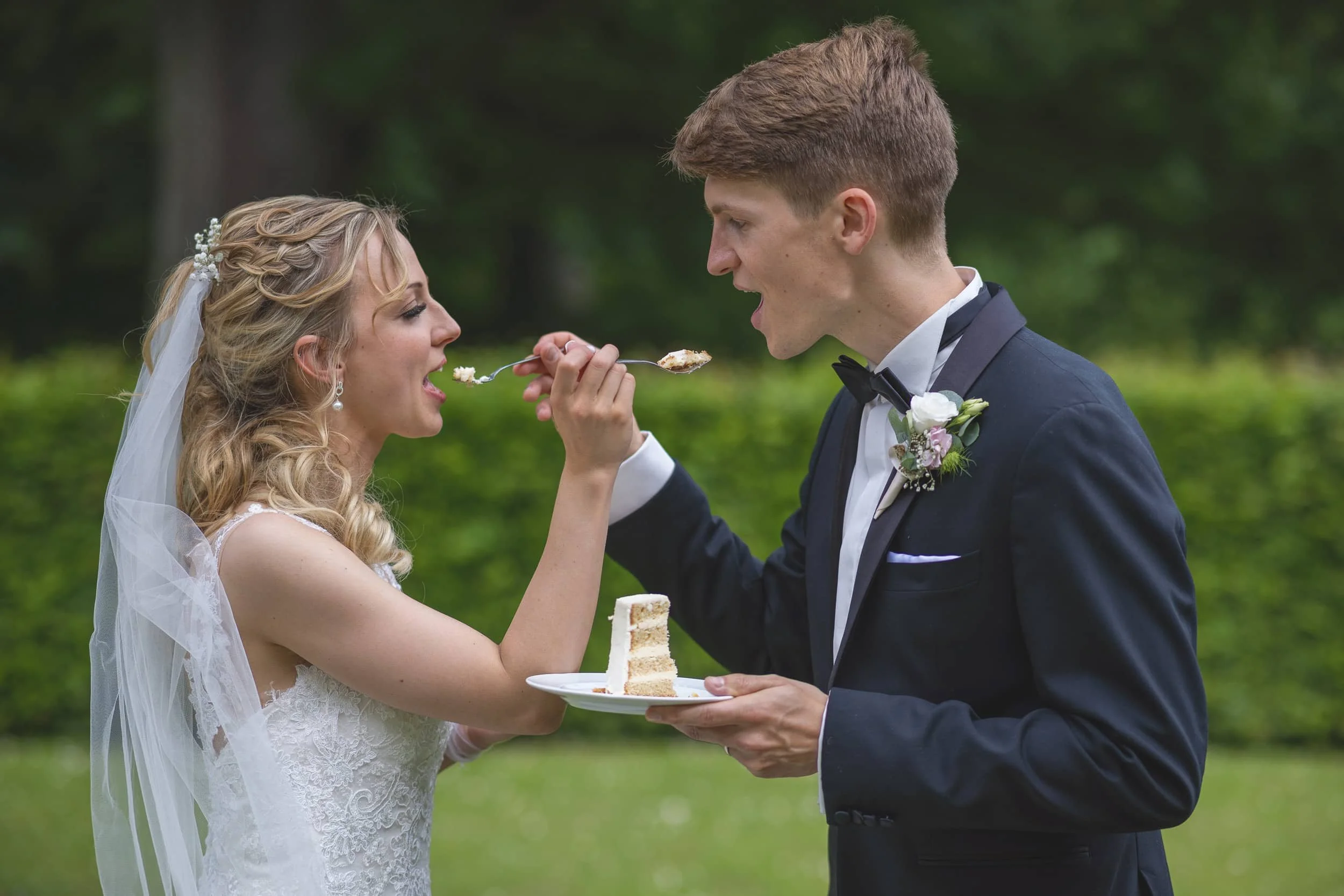 Brautleute füttern sich gegenseitig mit Hochzeitstorte.jpg